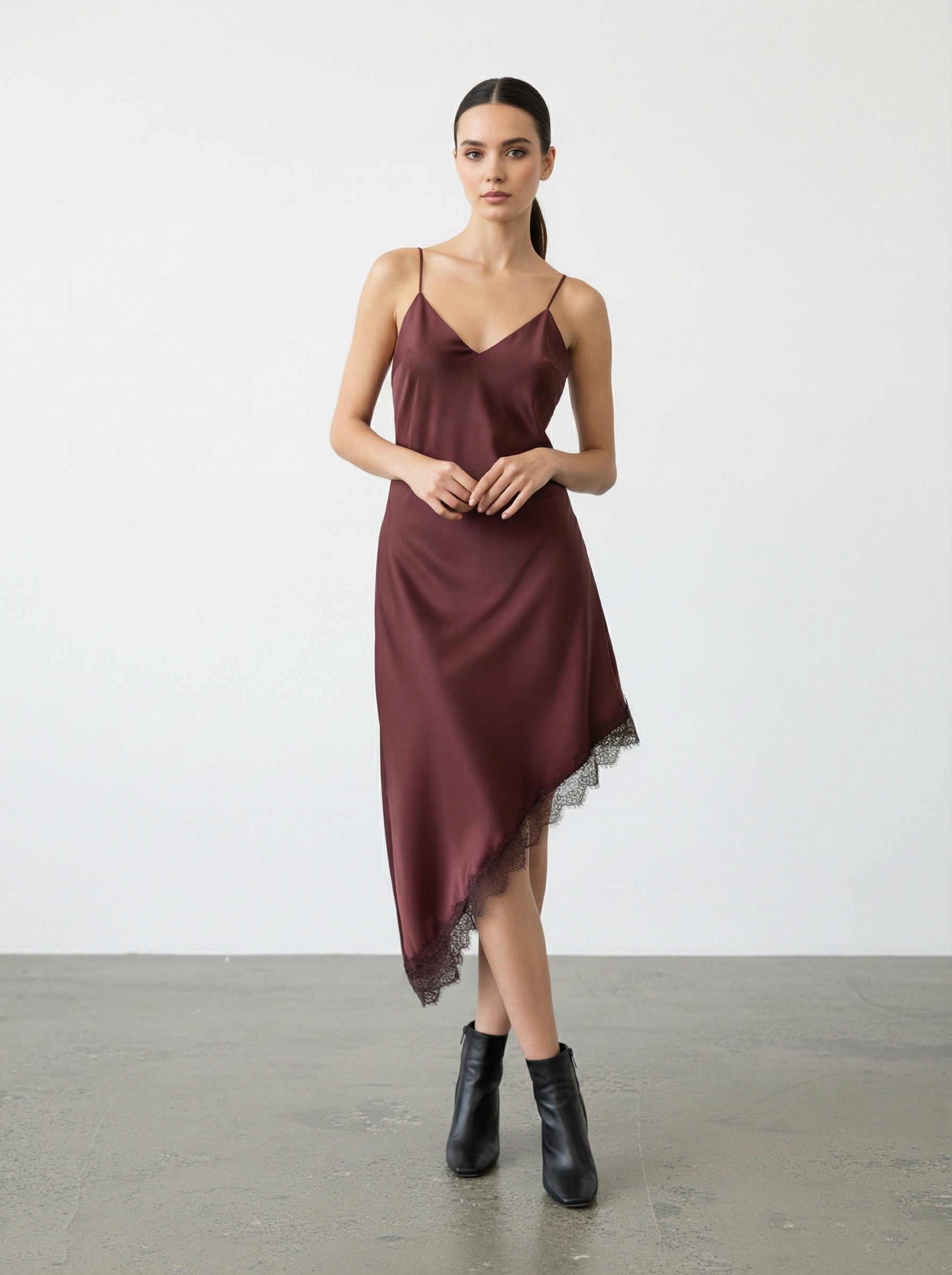 Abito satinato con pizzo