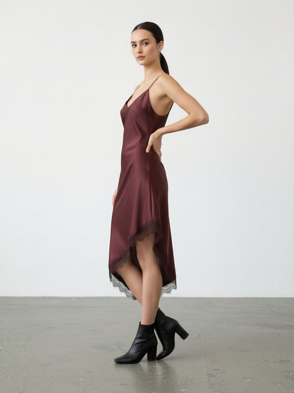 Abito satinato con pizzo