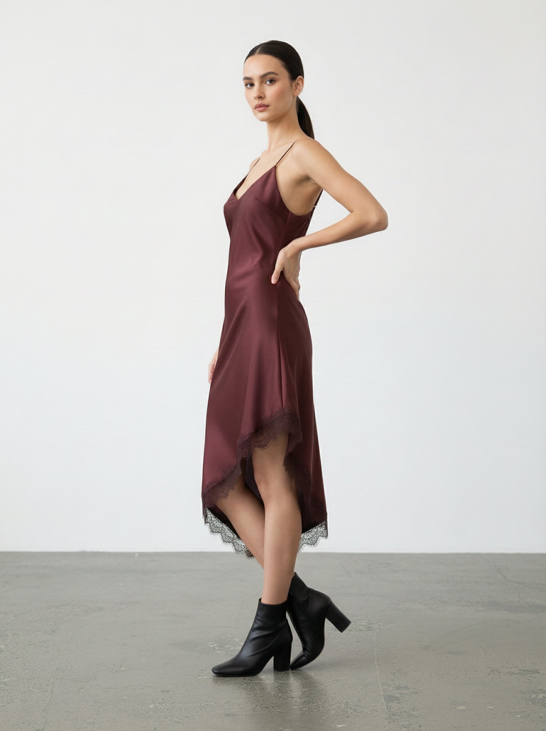 Abito satinato con pizzo