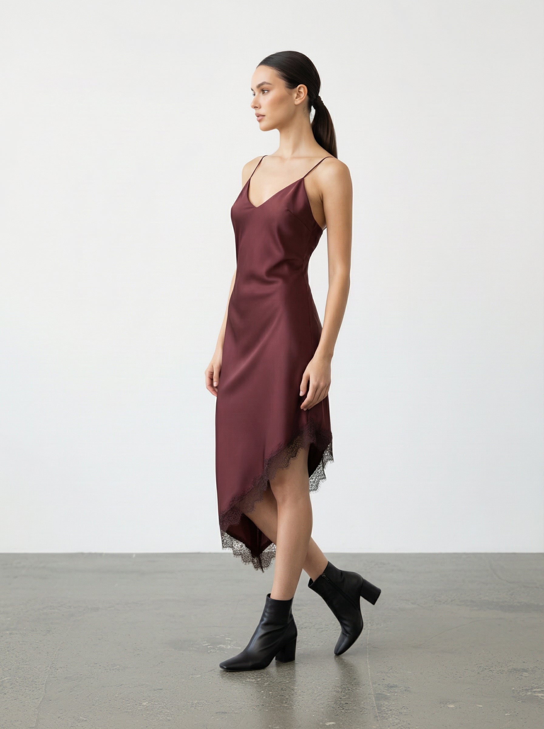 Abito satinato con pizzo