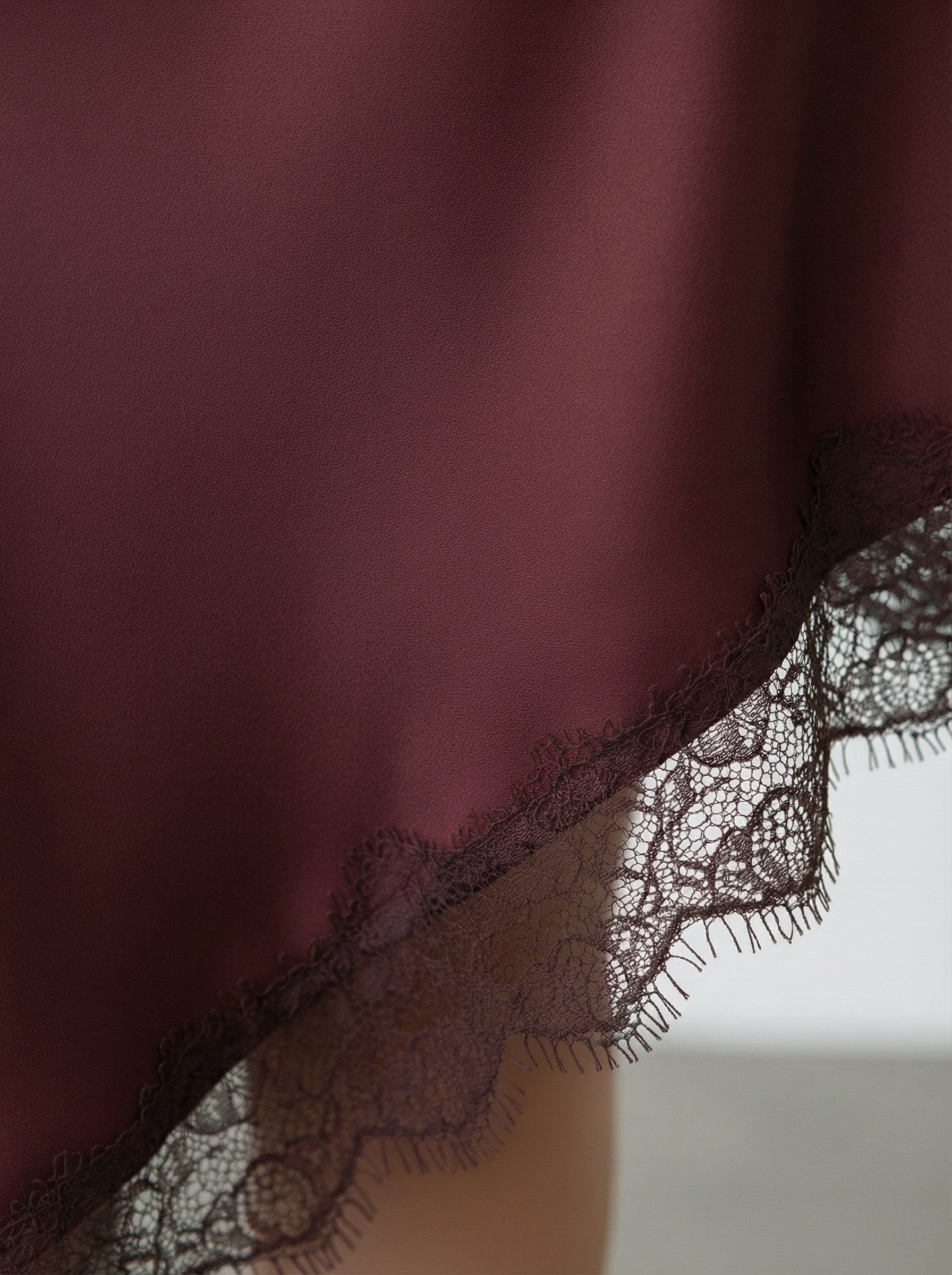 Abito satinato con pizzo