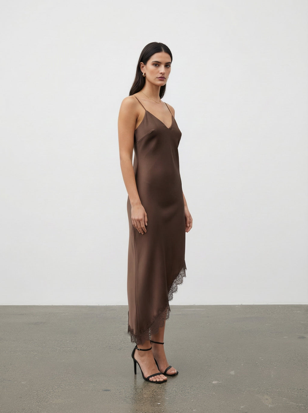 Abito satinato con pizzo