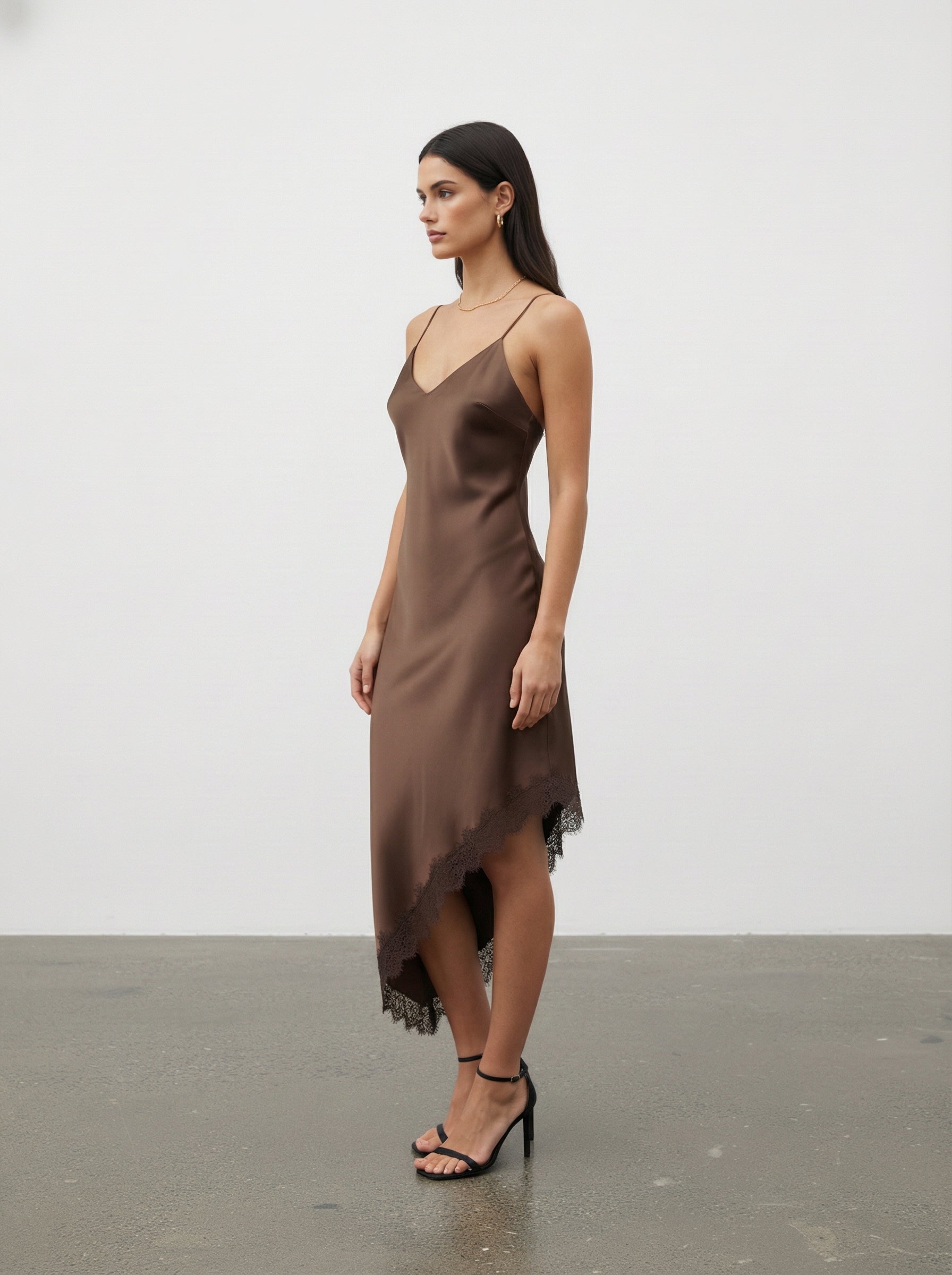 Abito satinato con pizzo