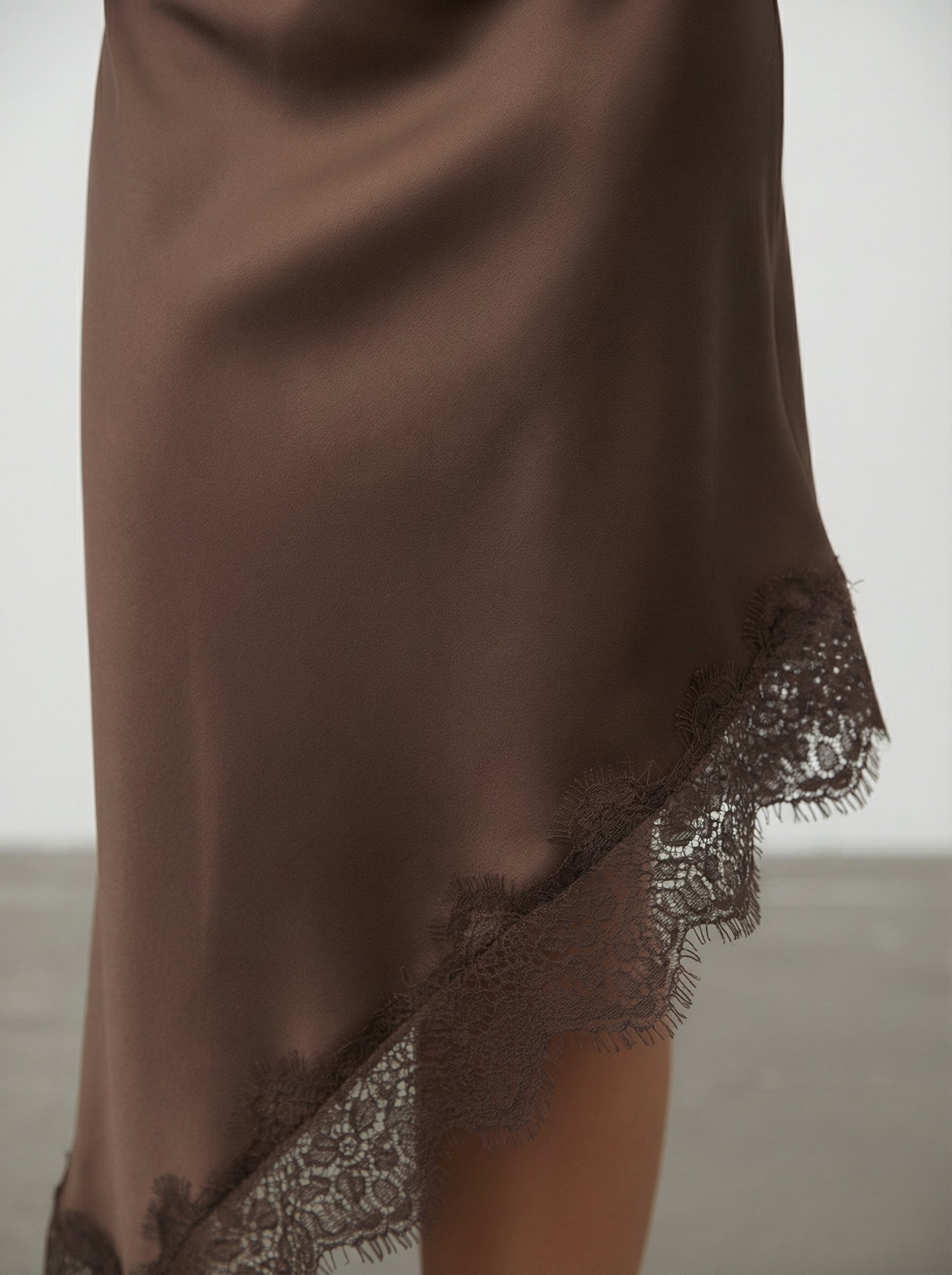 Abito satinato con pizzo