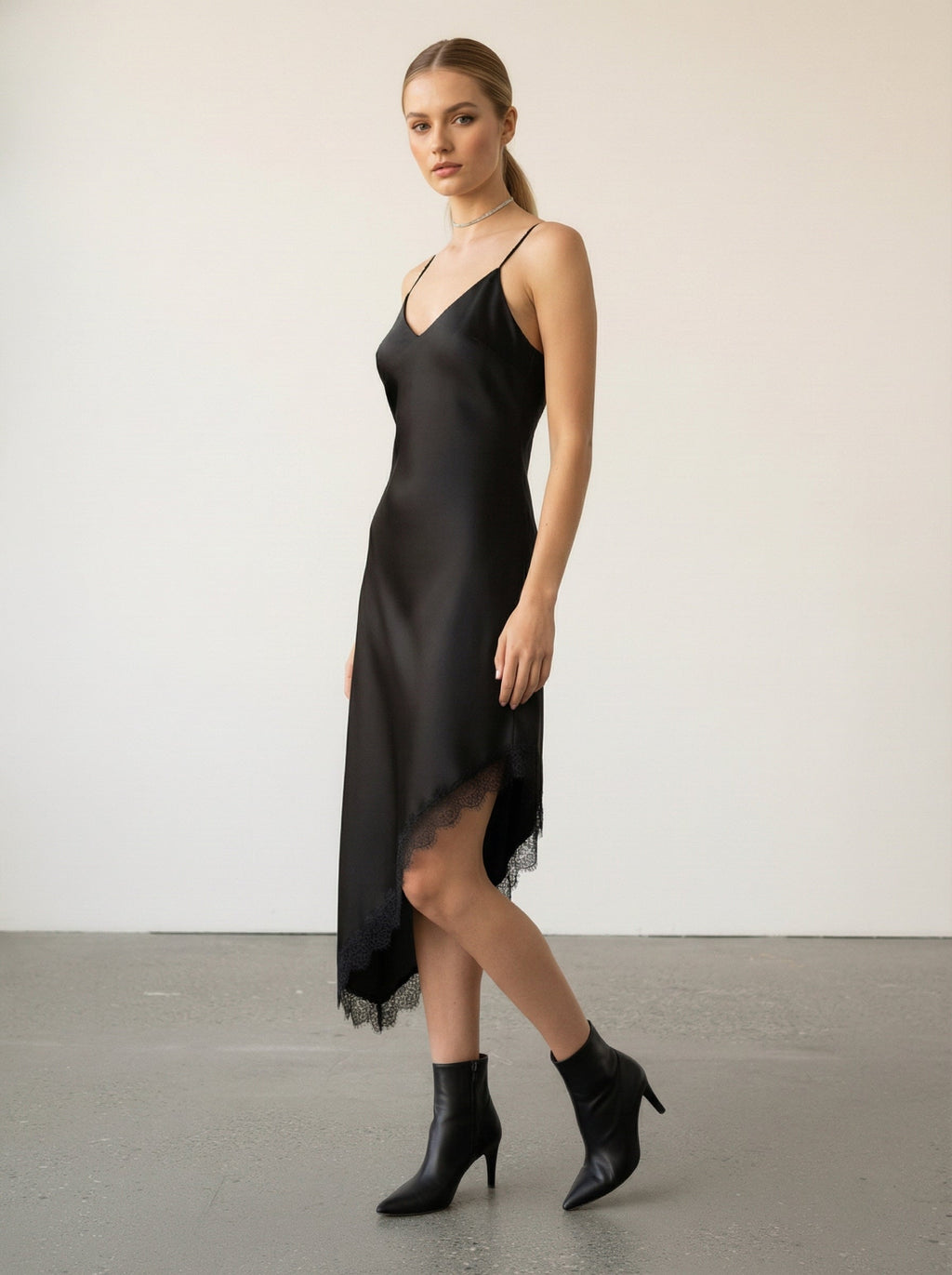 Abito satinato con pizzo