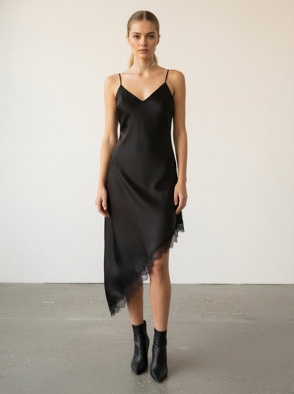 Abito satinato con pizzo