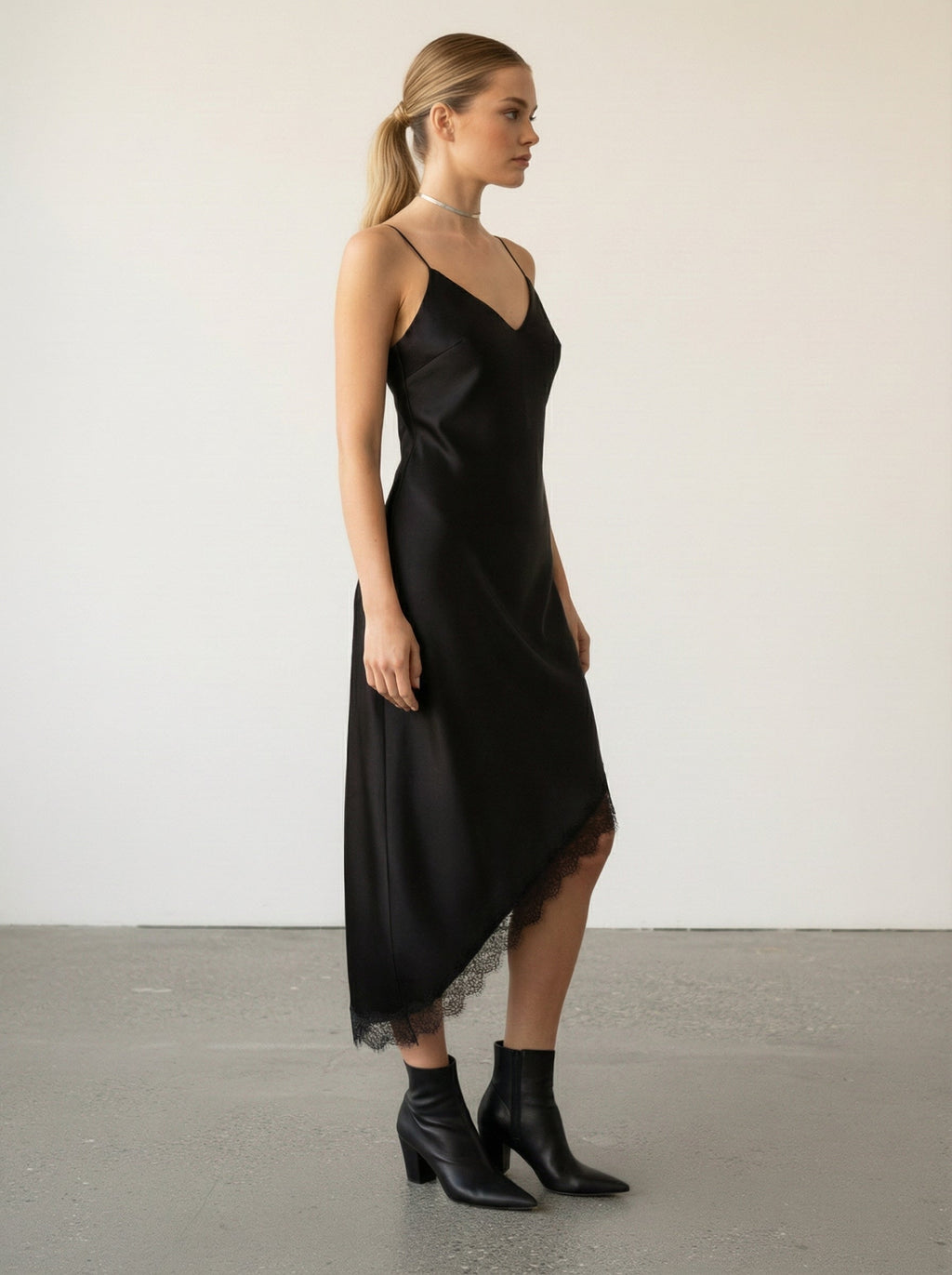 Abito satinato con pizzo