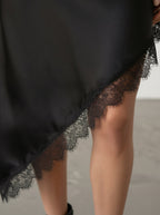 Abito satinato con pizzo