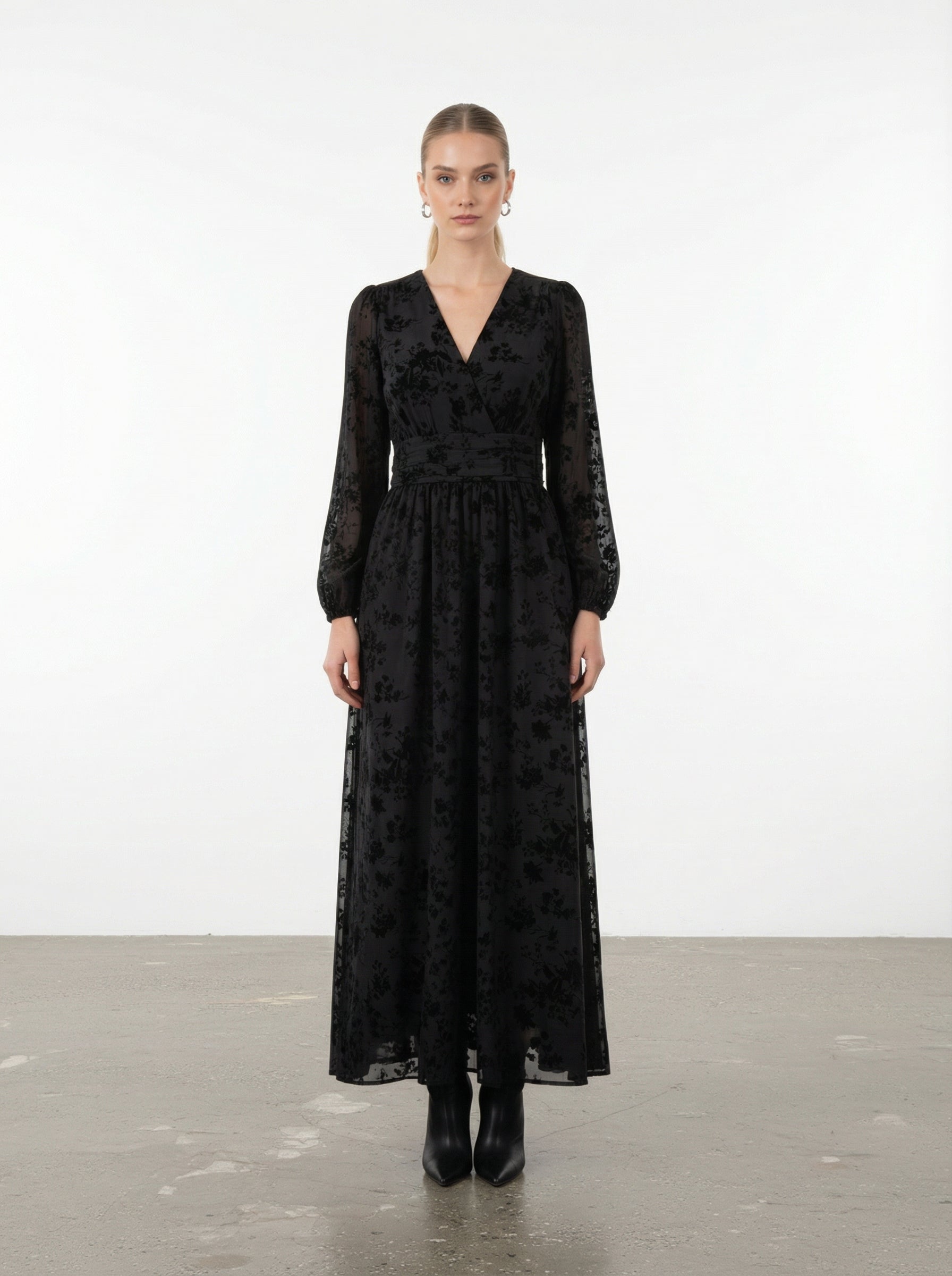 Abito lungo con dettagli floreali in velluto