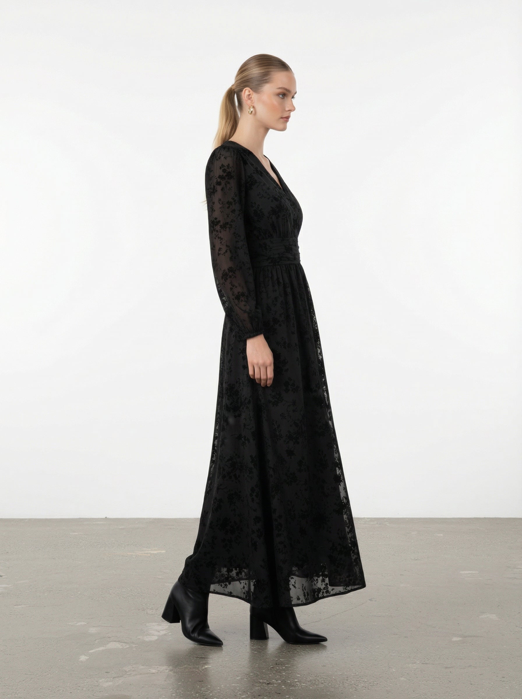 Abito lungo con dettagli floreali in velluto