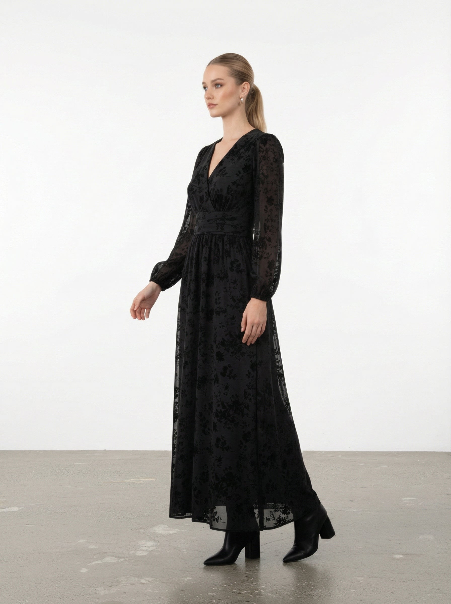 Abito lungo con dettagli floreali in velluto