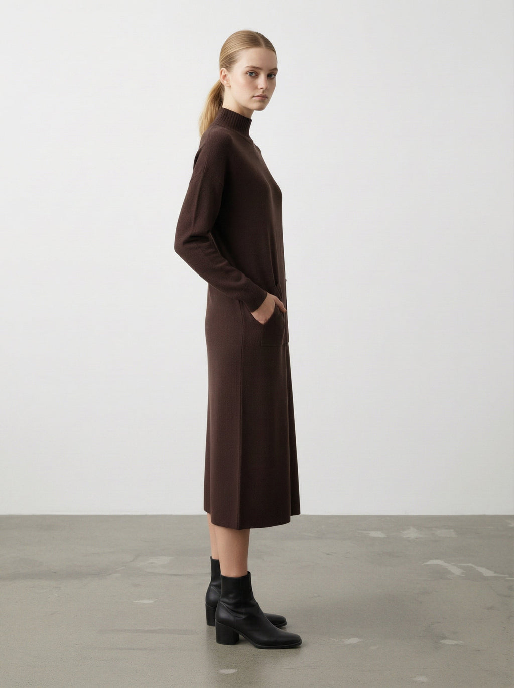 Abito midi con collo alto