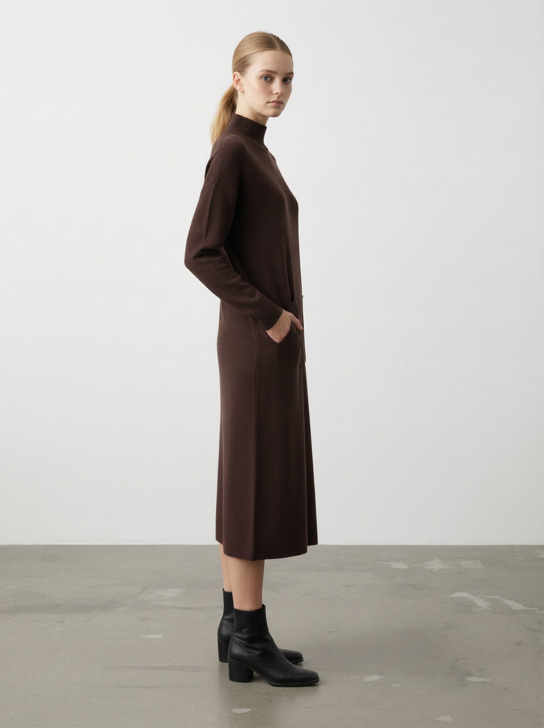 Abito midi con collo alto