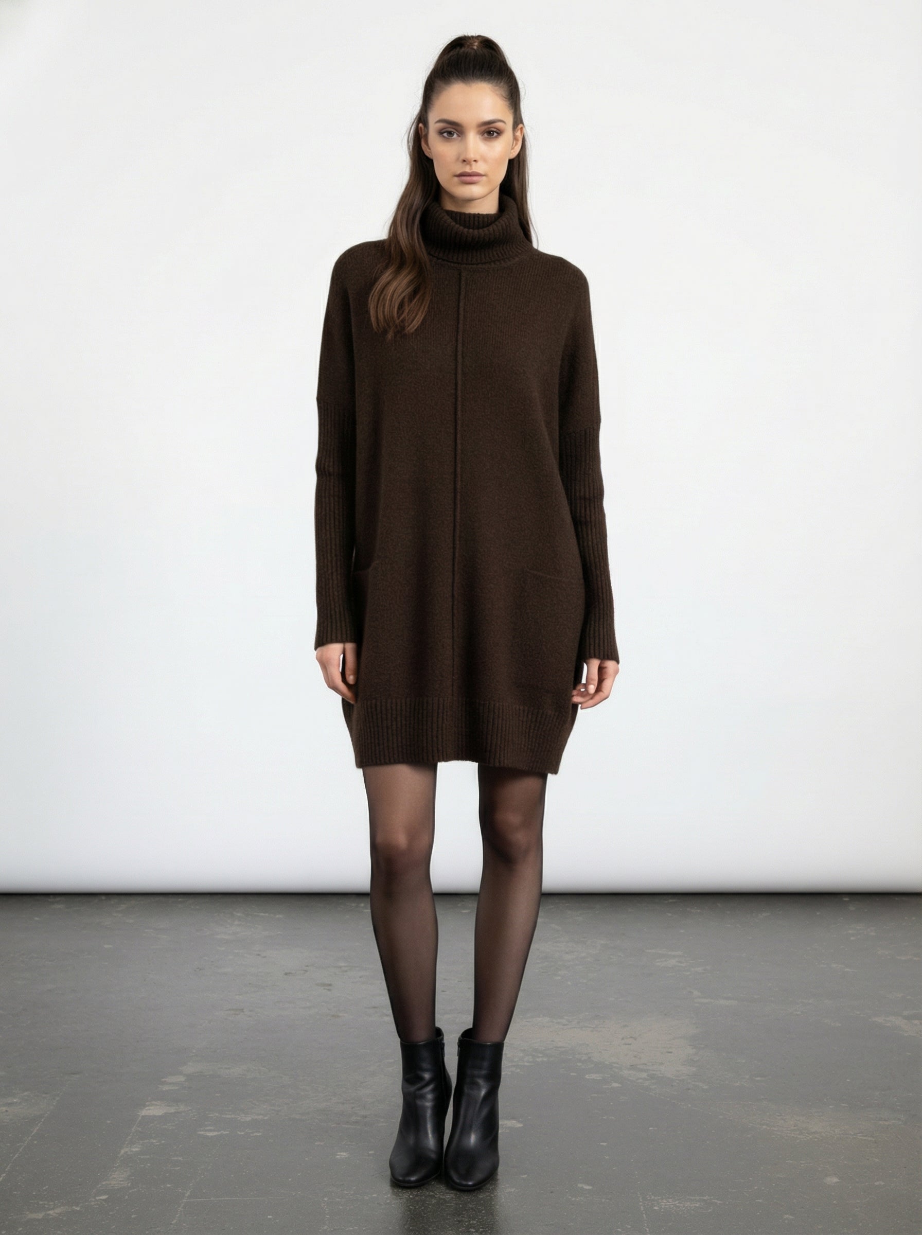 Abito in maglia con collo alto