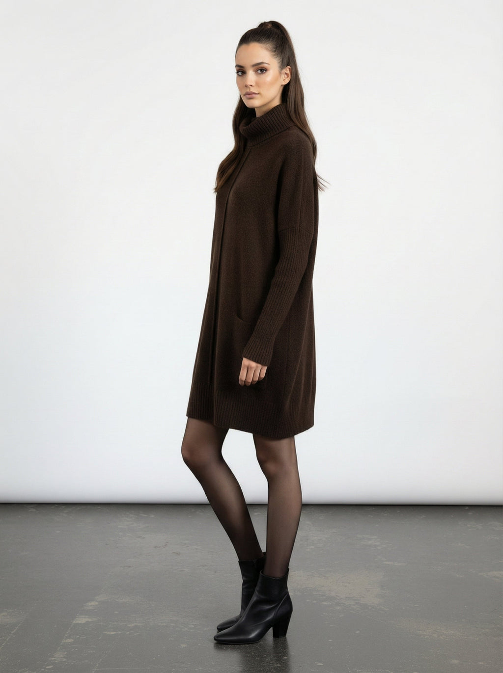 Abito in maglia con collo alto