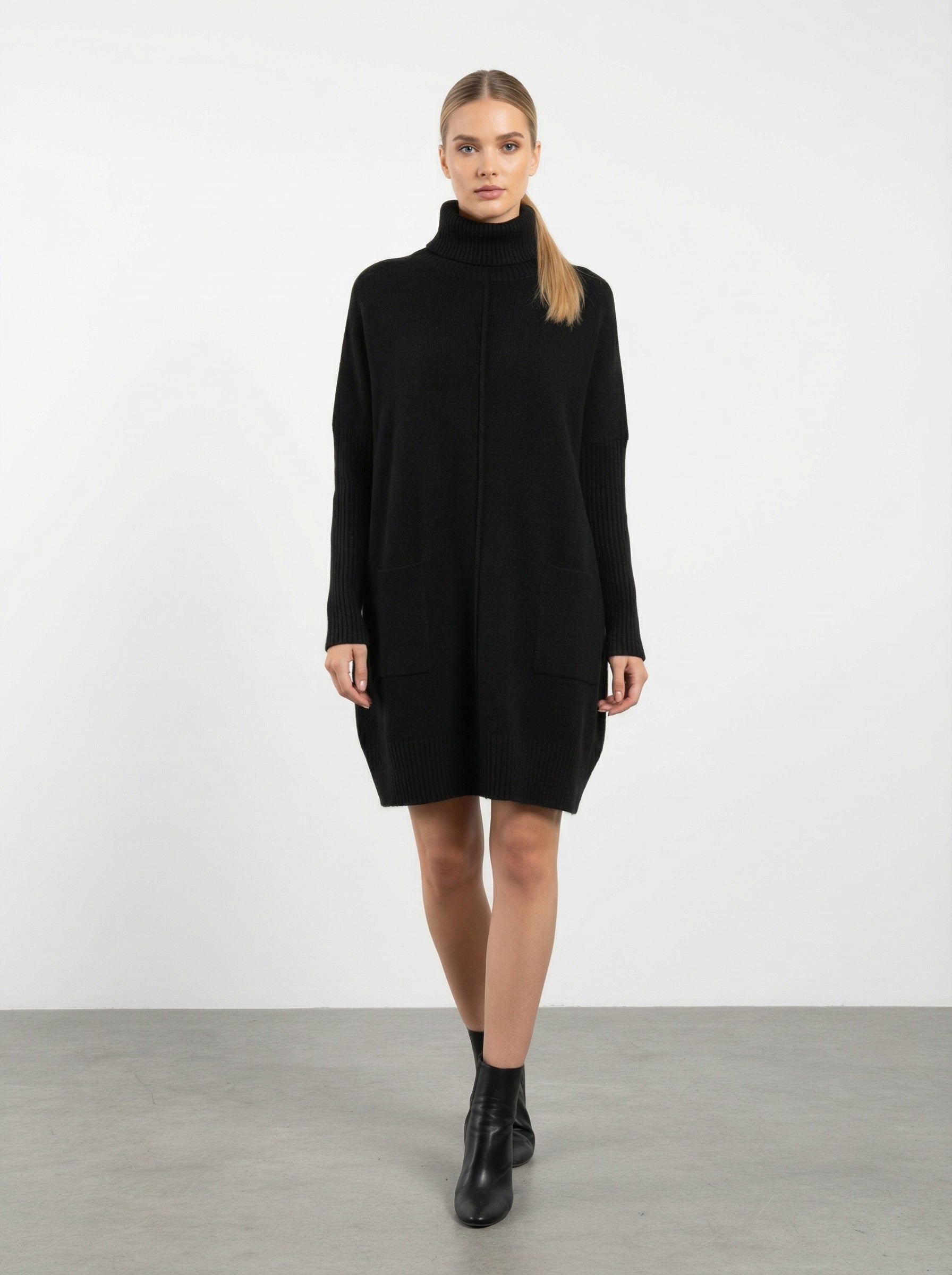 Abito in maglia con collo alto