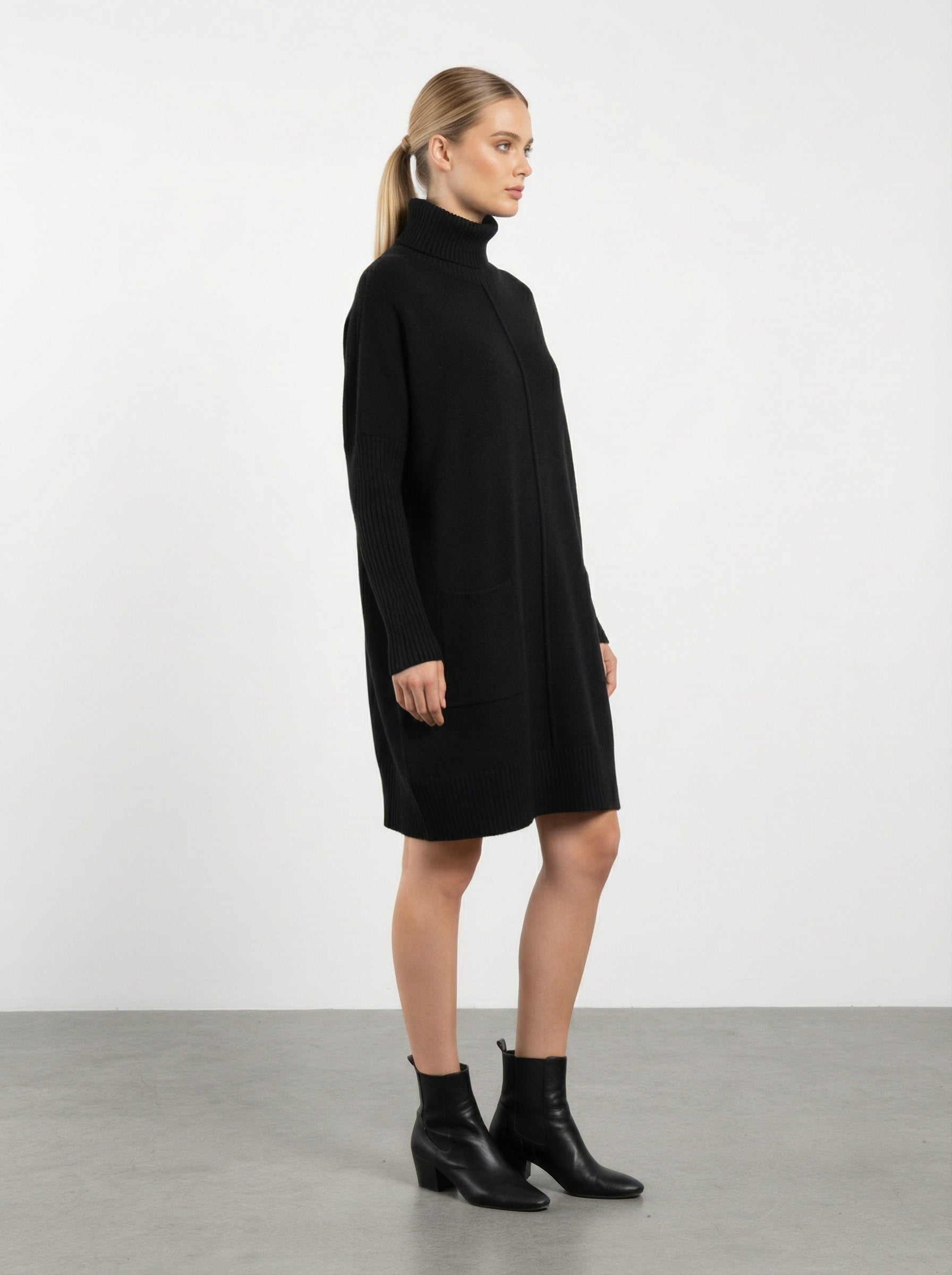 Abito in maglia con collo alto