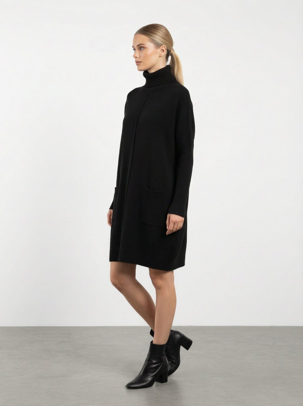 Abito in maglia con collo alto