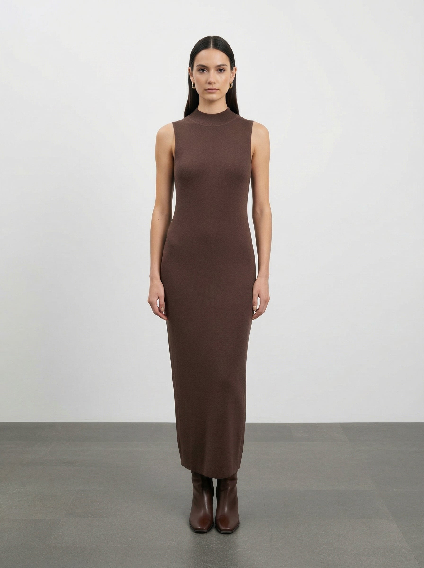 Abito smanicato a collo alto