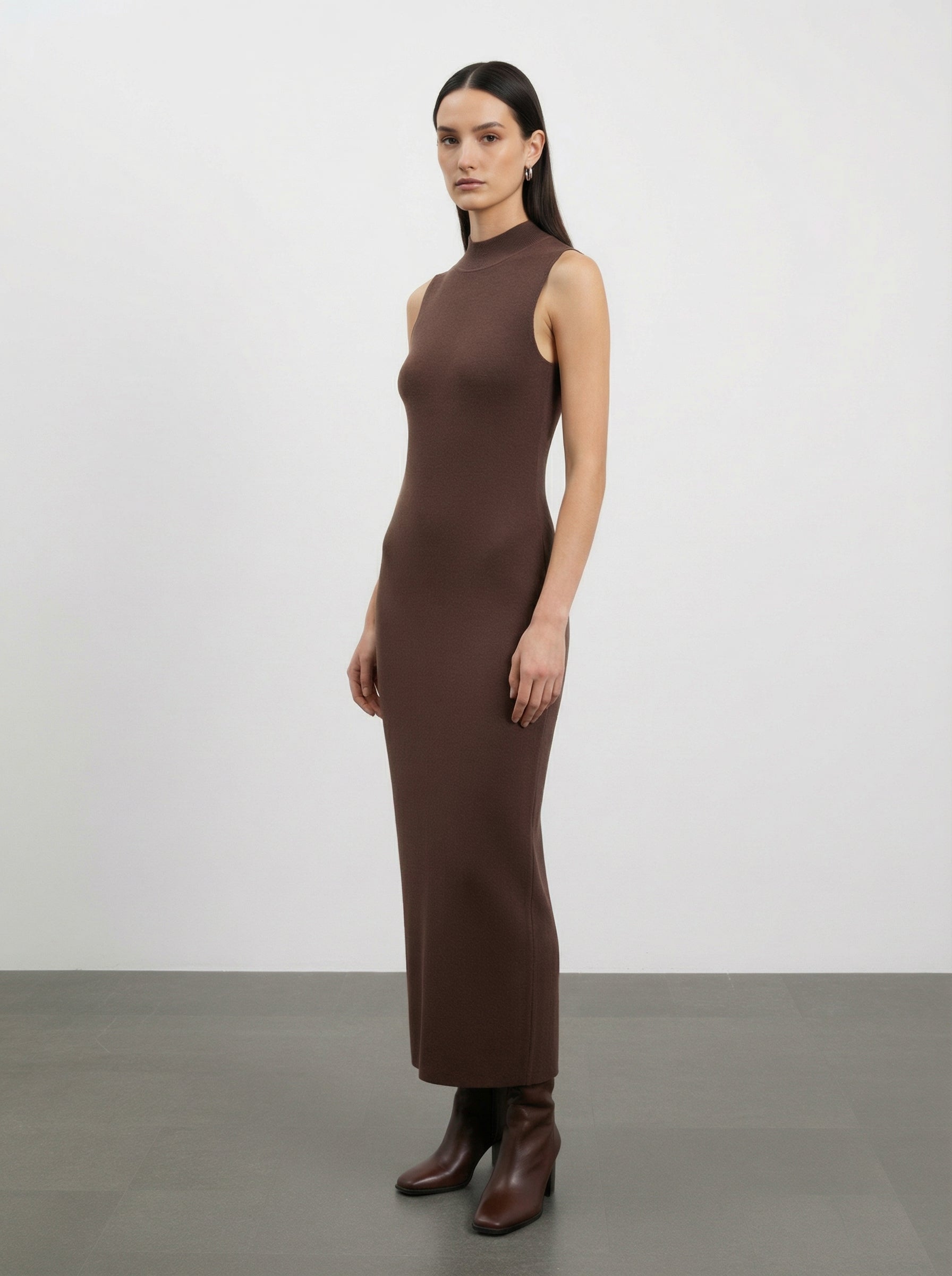 Abito smanicato a collo alto