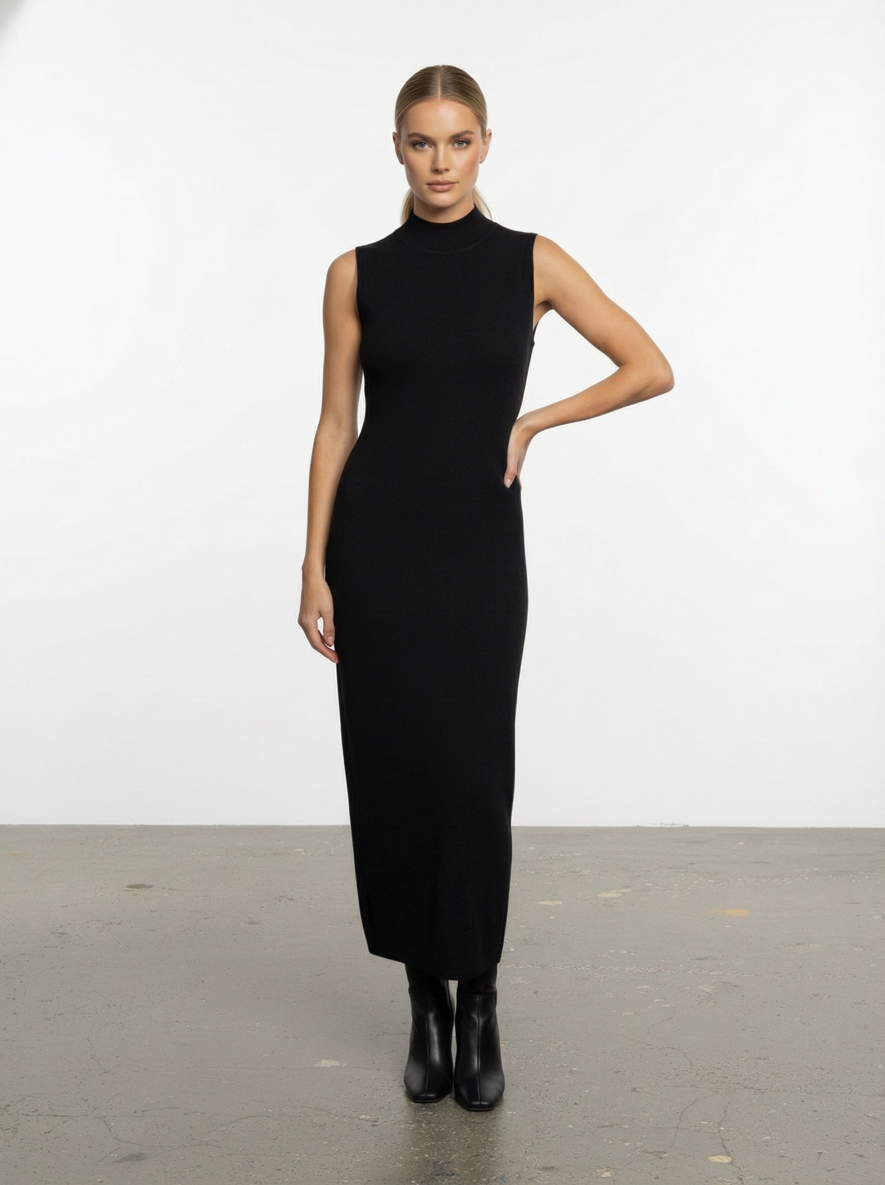 Abito smanicato a collo alto