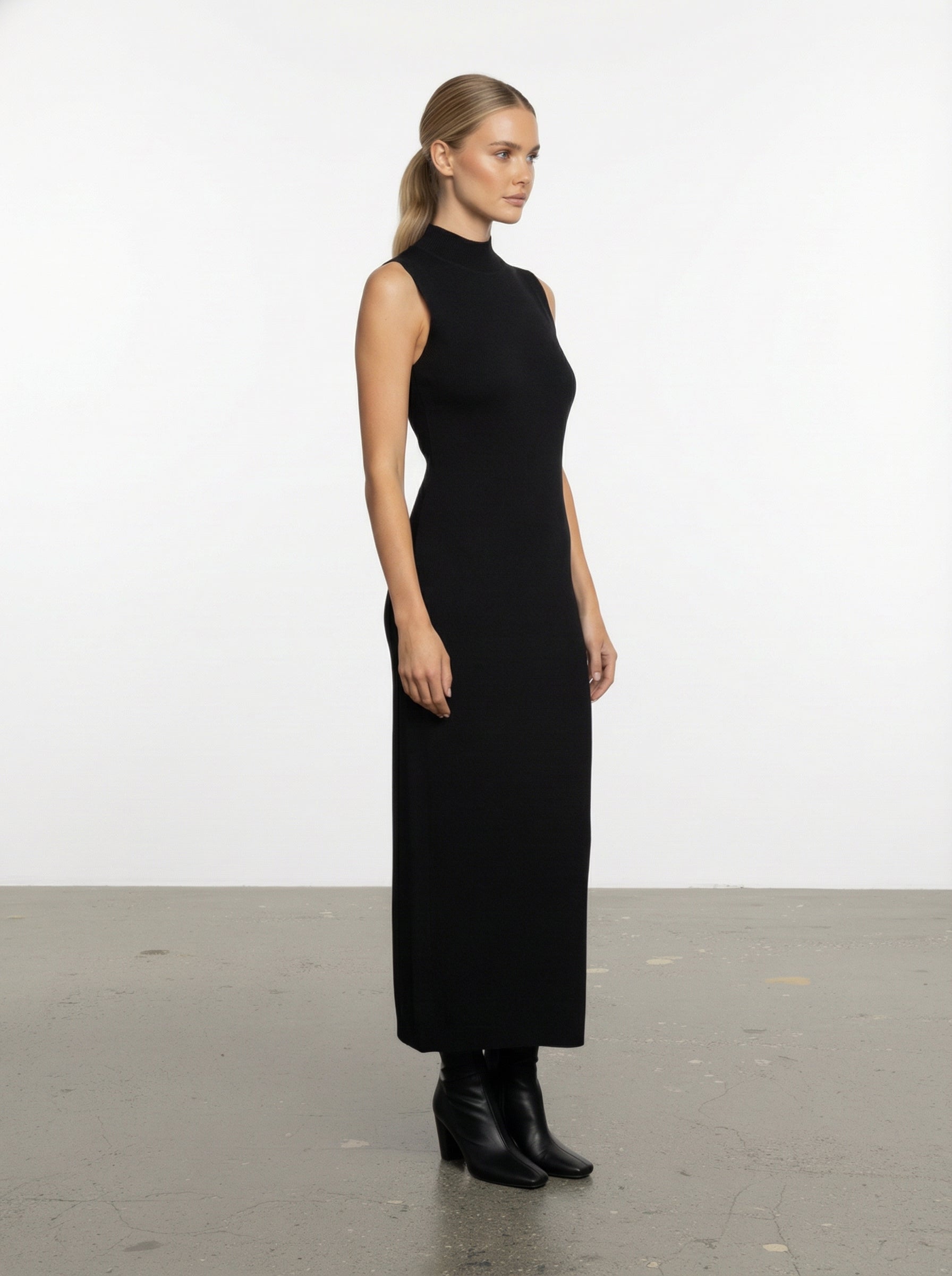 Abito smanicato a collo alto