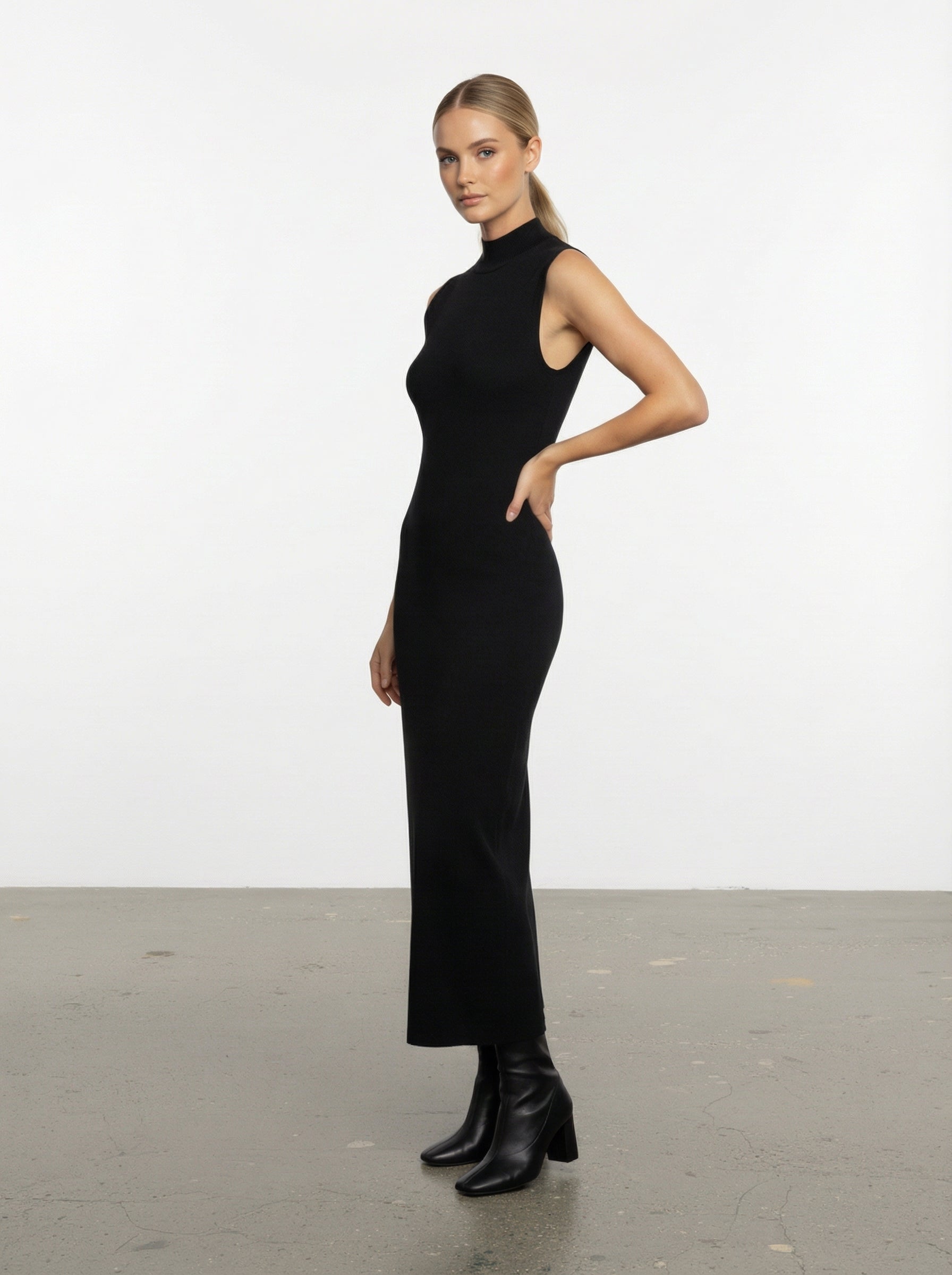 Abito smanicato a collo alto