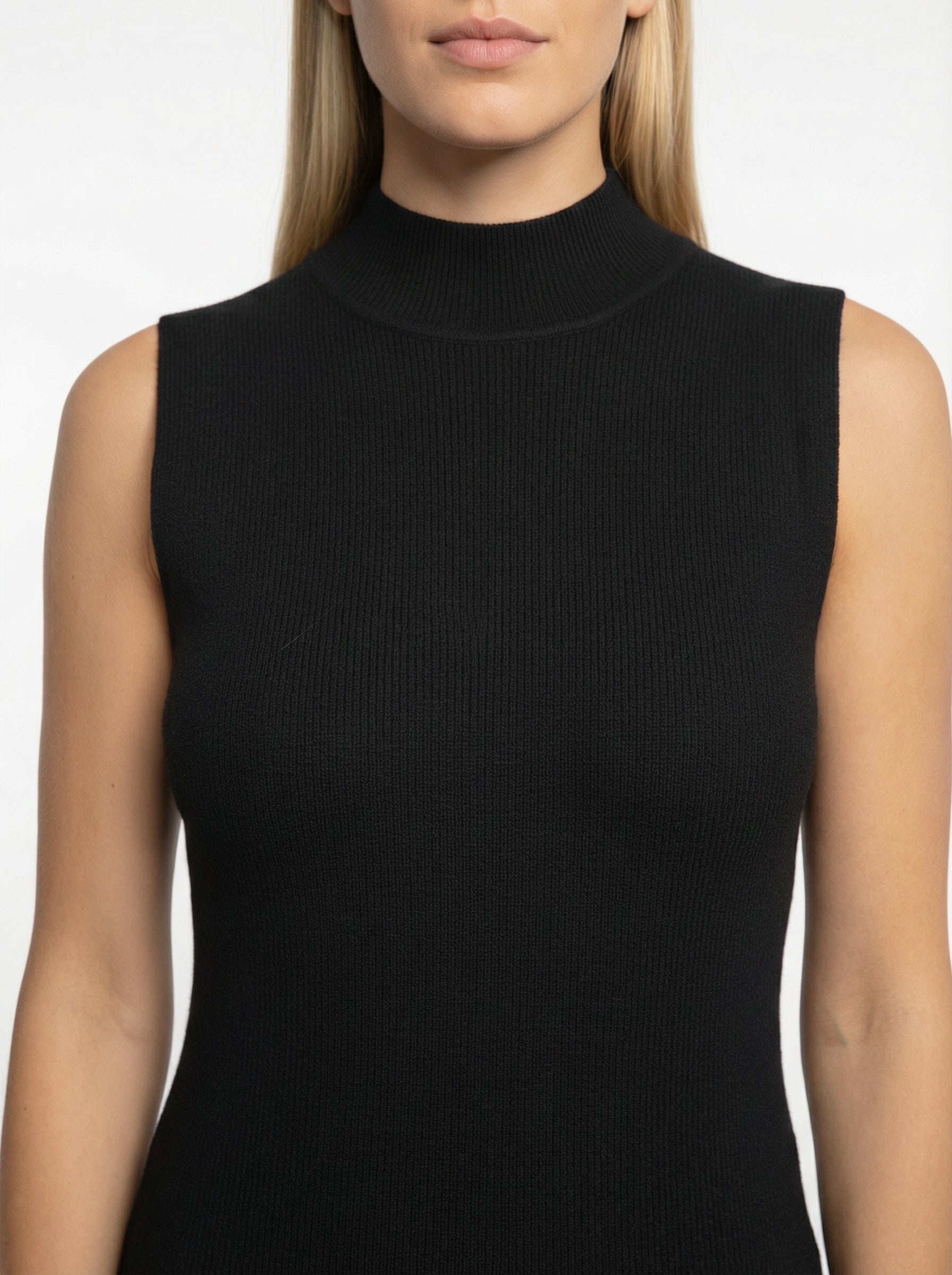 Abito smanicato a collo alto