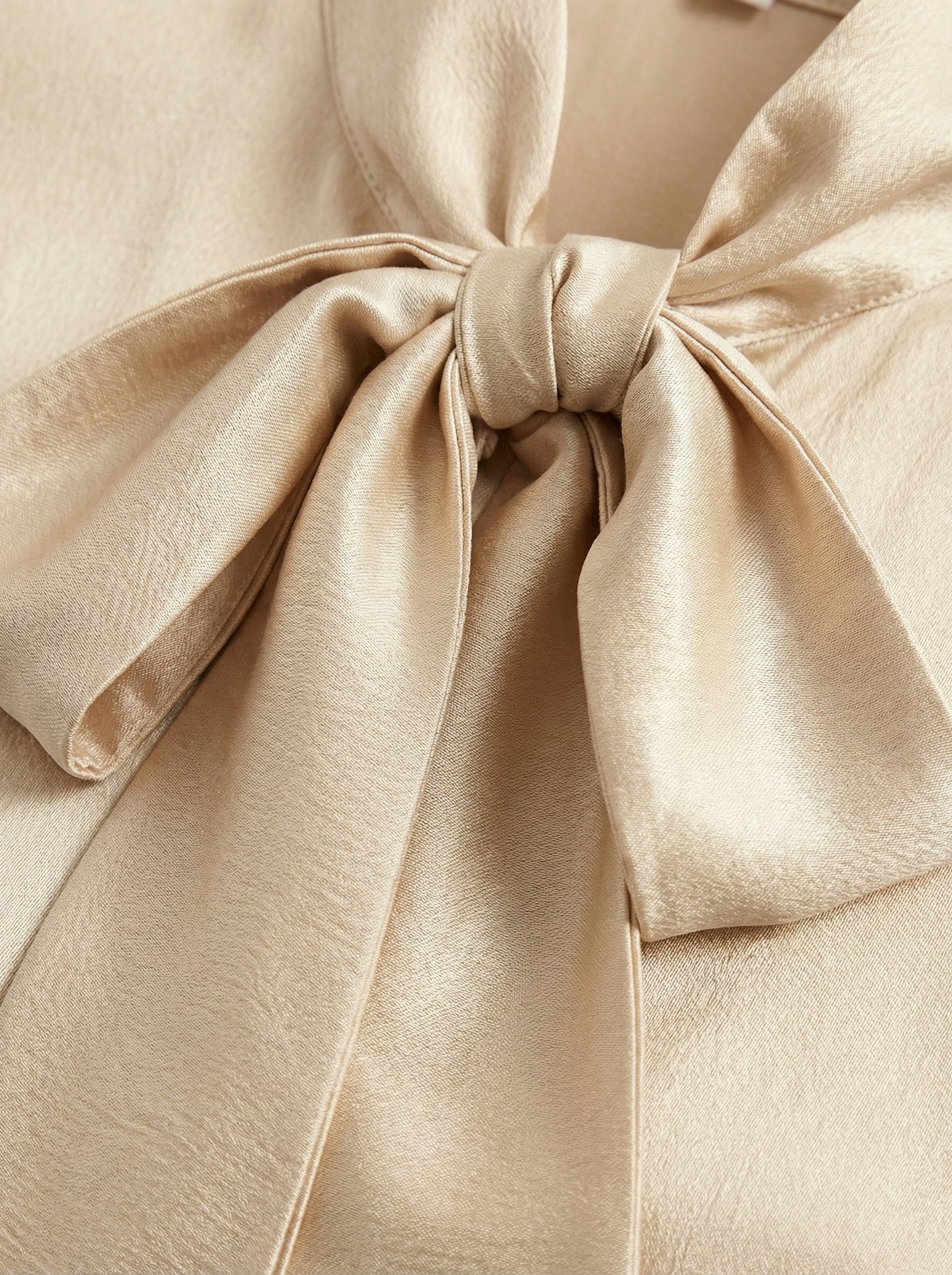 Camicia satinata con fiocco