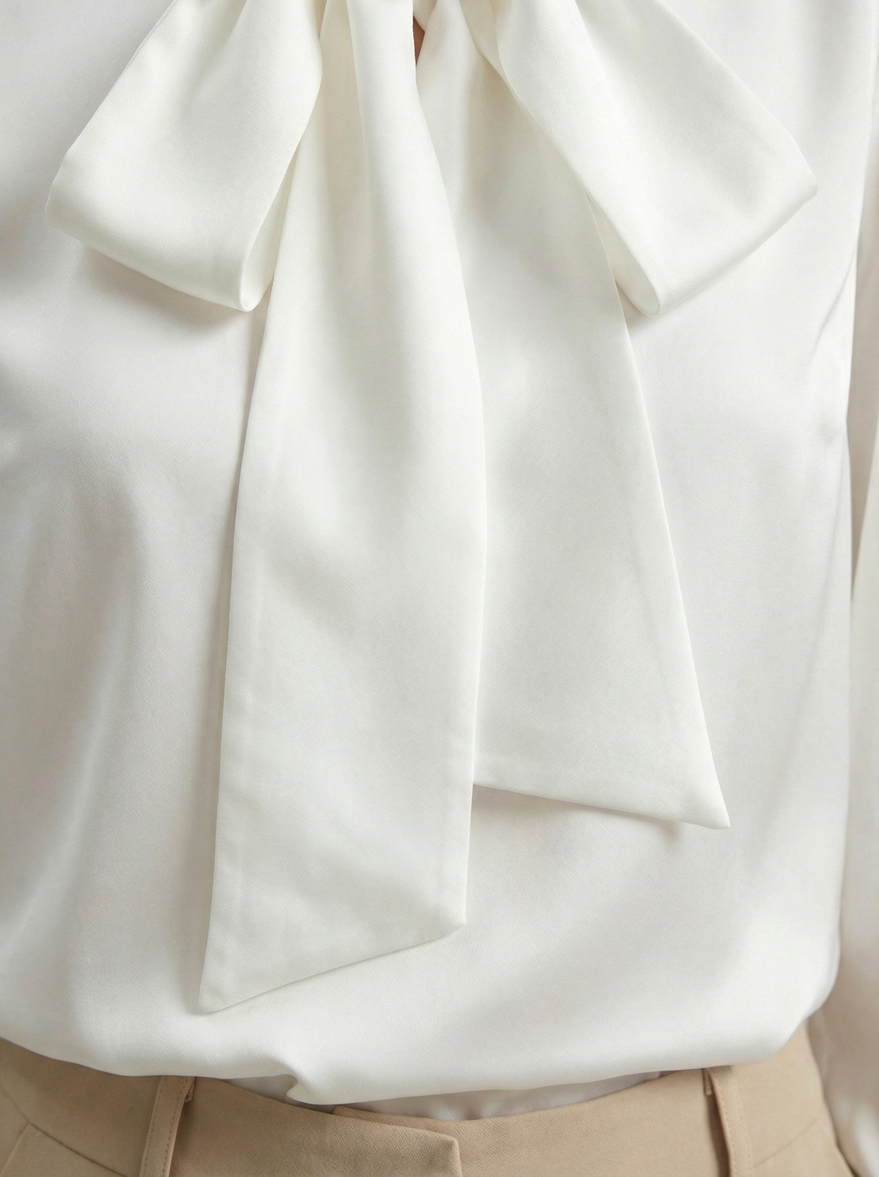 Camicia satinata con fiocco