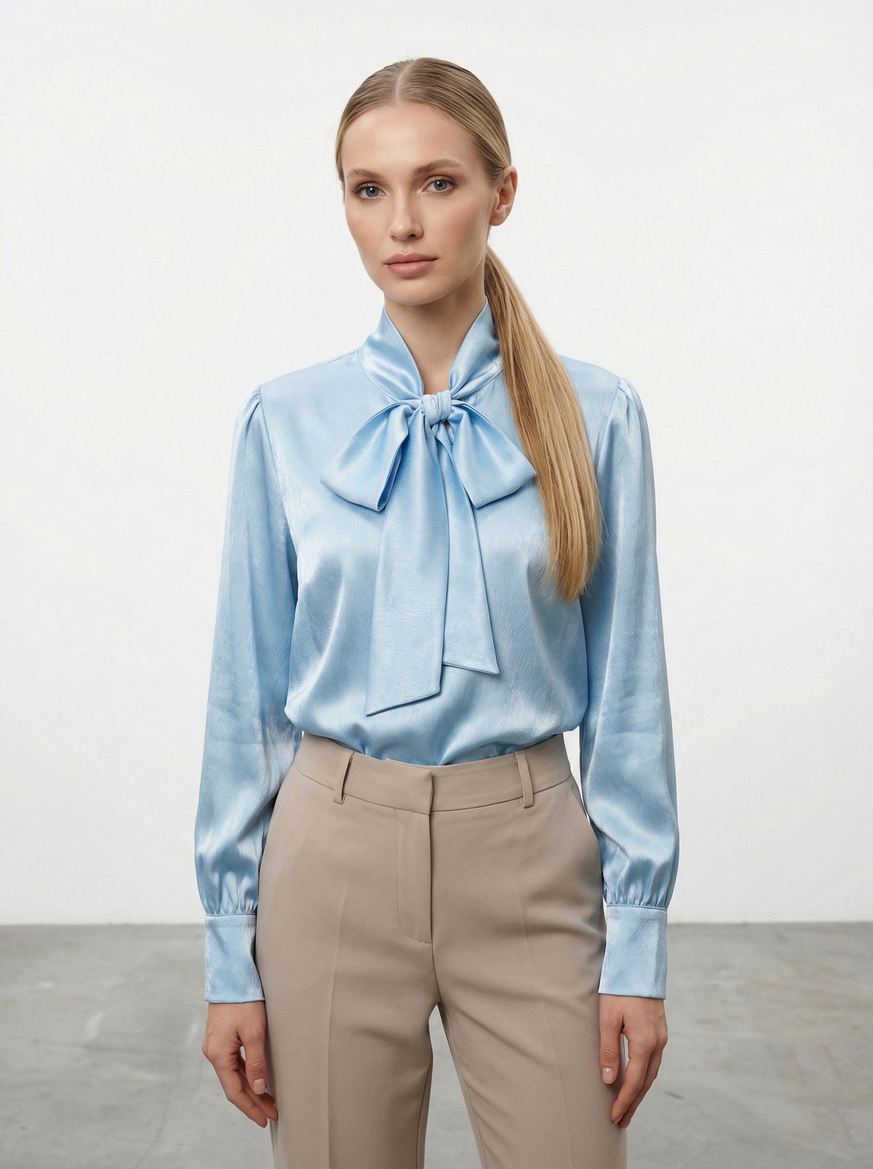 Camicia satinata con fiocco