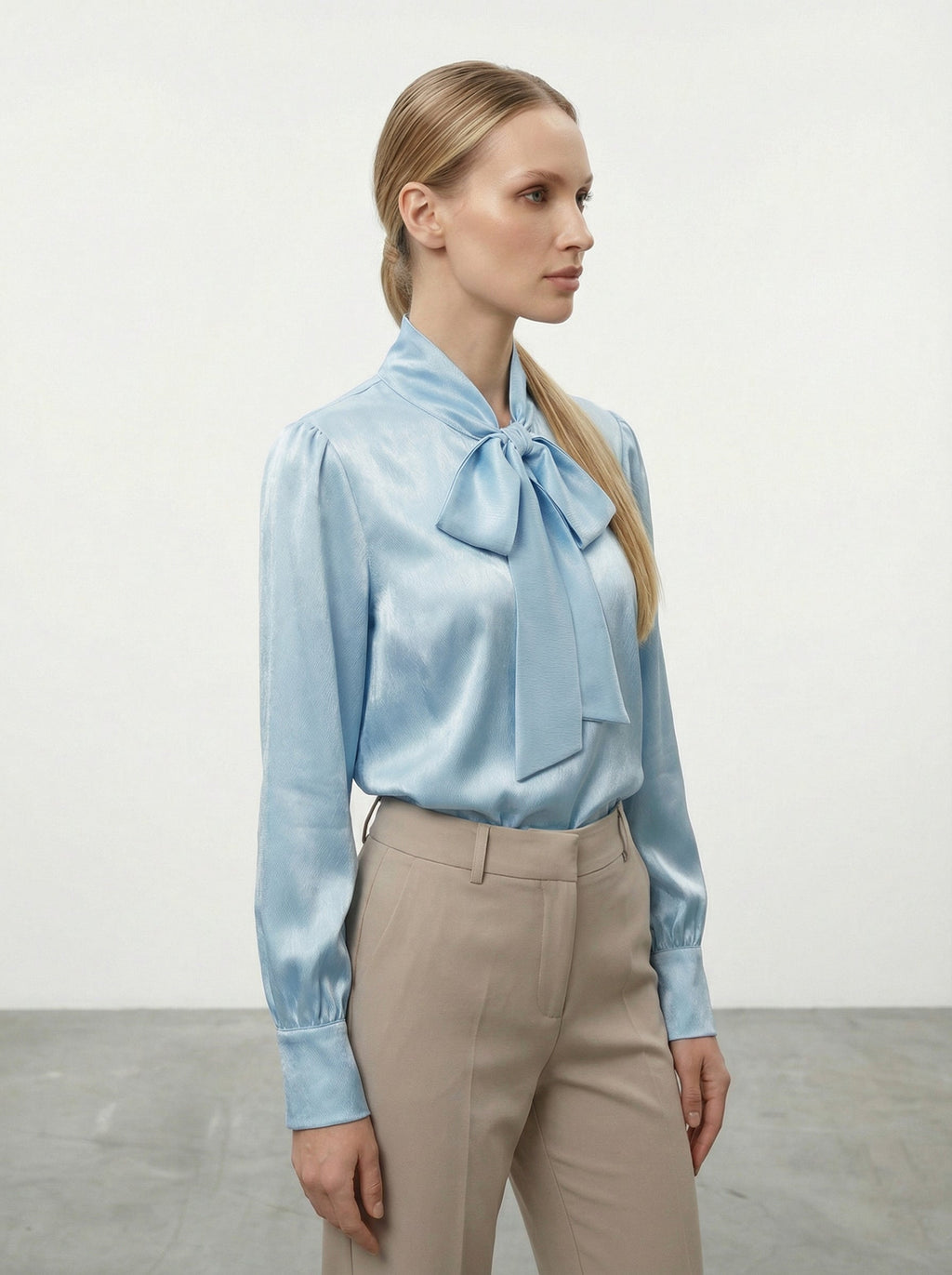 Camicia satinata con fiocco