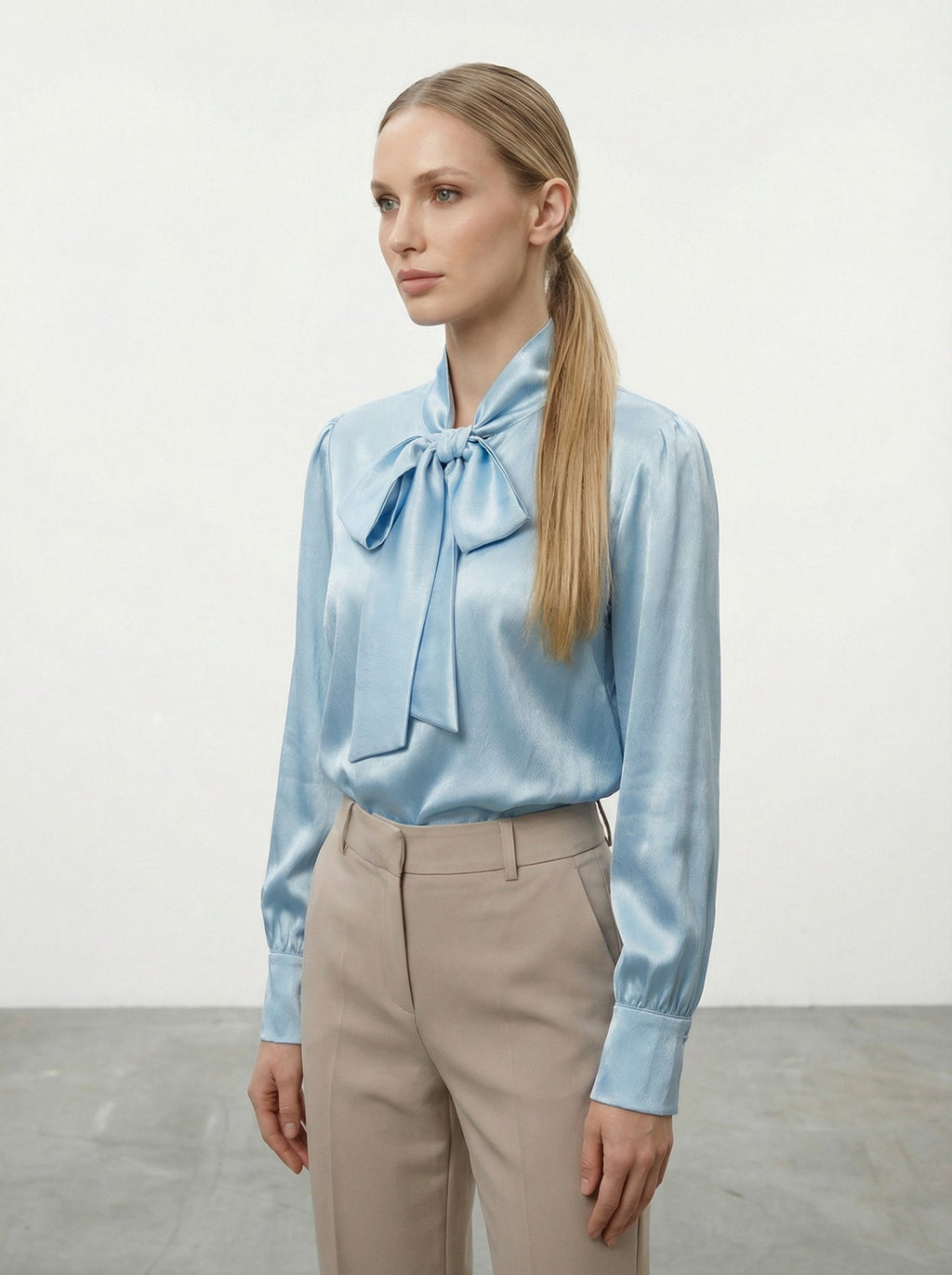 Camicia satinata con fiocco