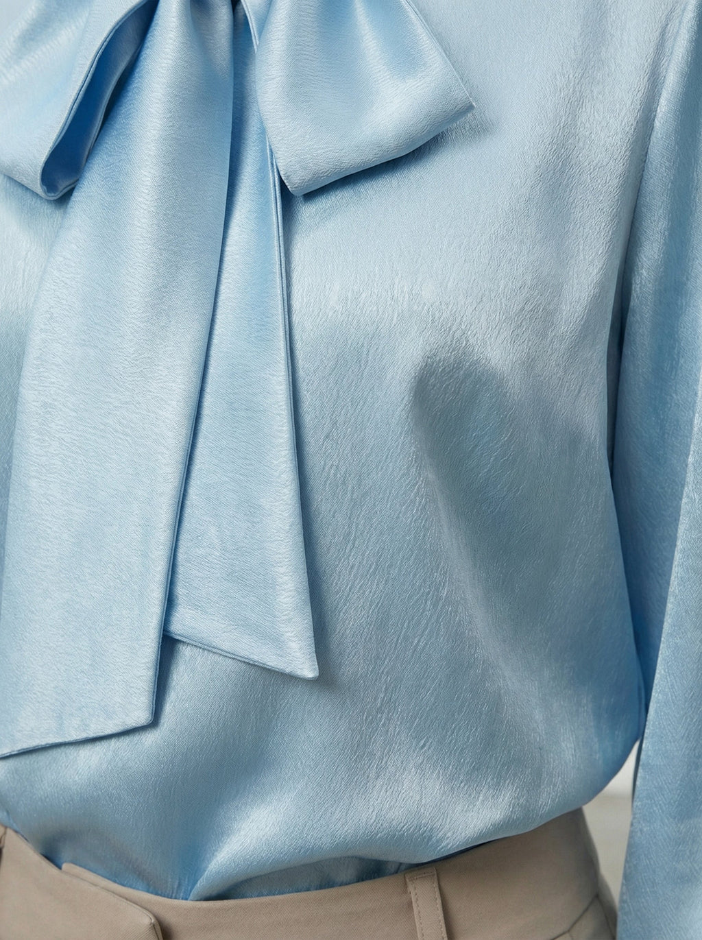 Camicia satinata con fiocco