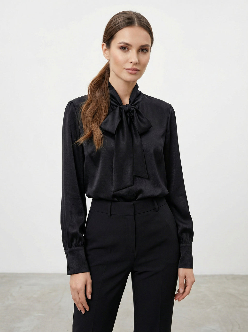 Camicia satinata con fiocco