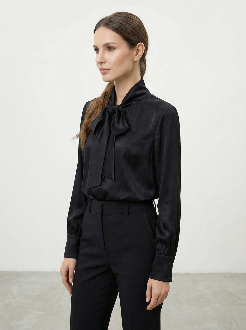 Camicia satinata con fiocco