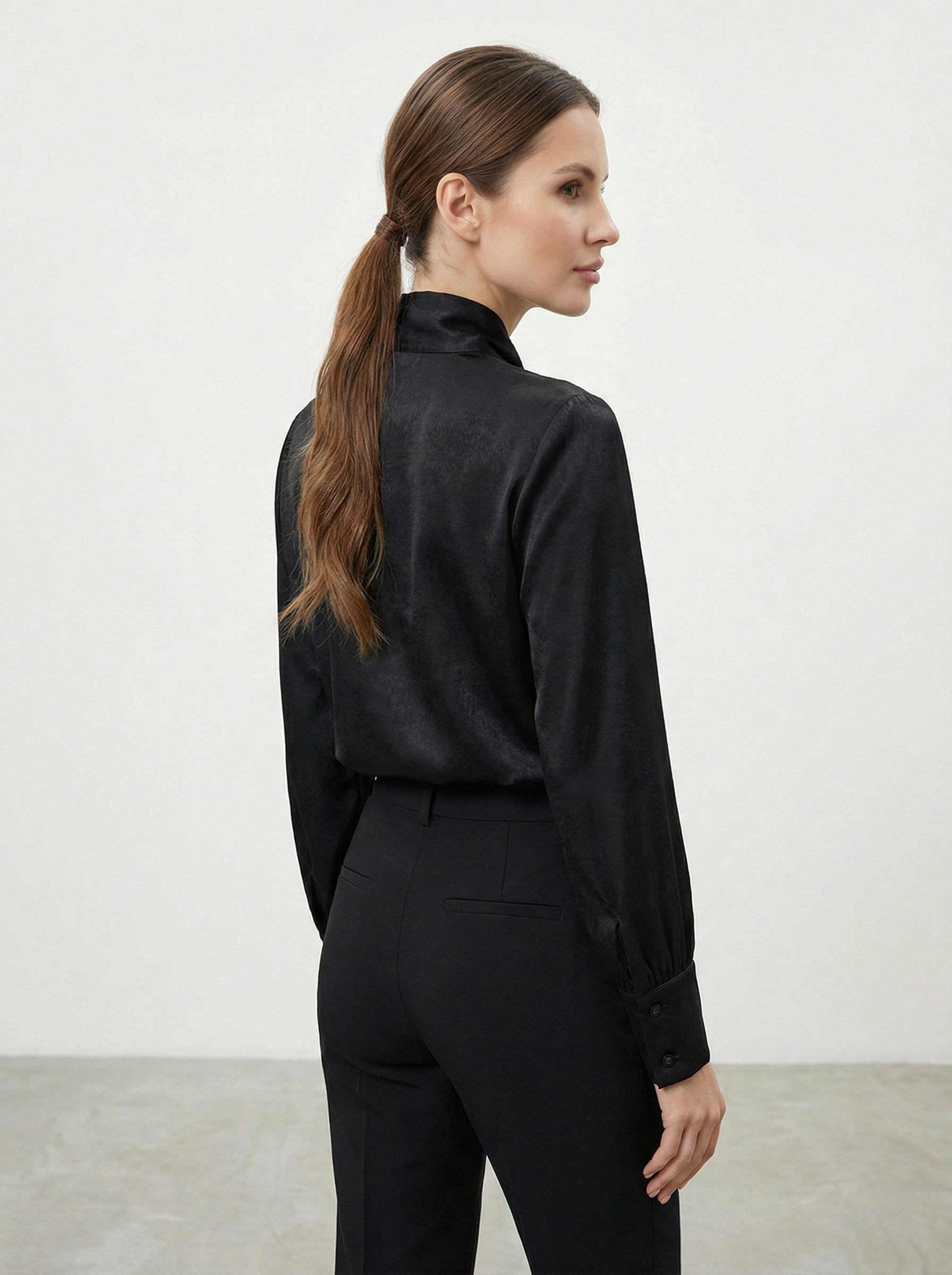 Camicia satinata con fiocco