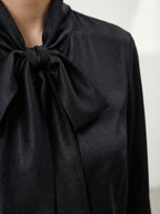 Camicia satinata con fiocco