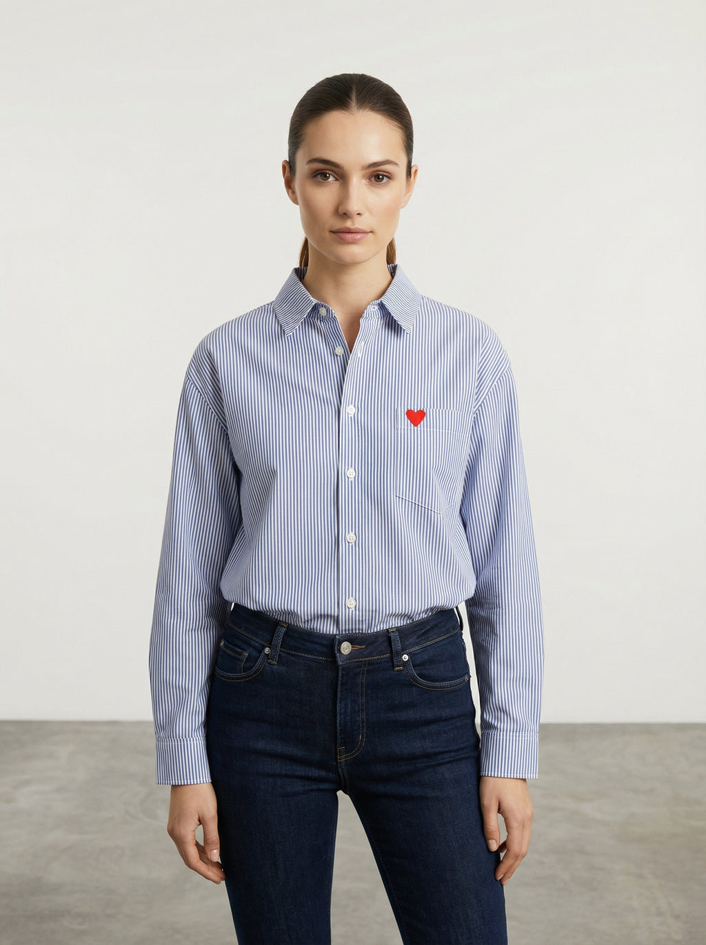 Camicia a righe con cuore ricamato