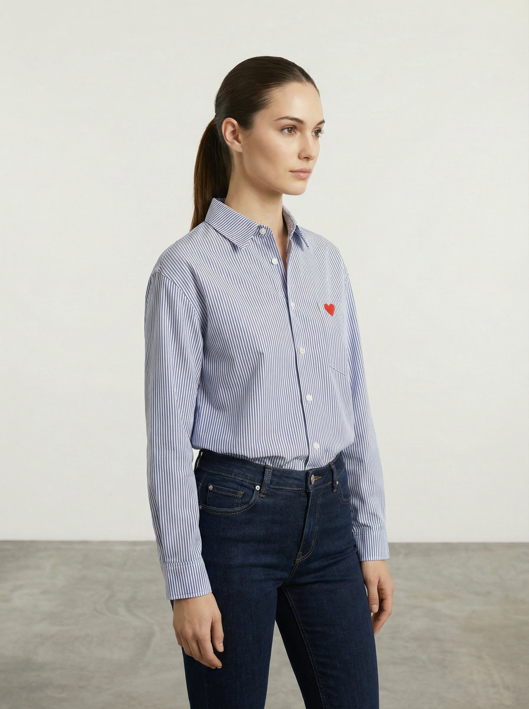 Camicia a righe con cuore ricamato