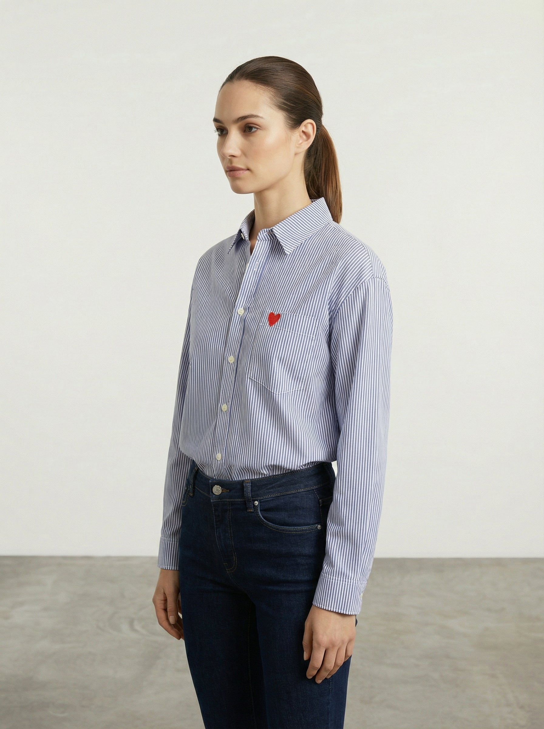 Camicia a righe con cuore ricamato