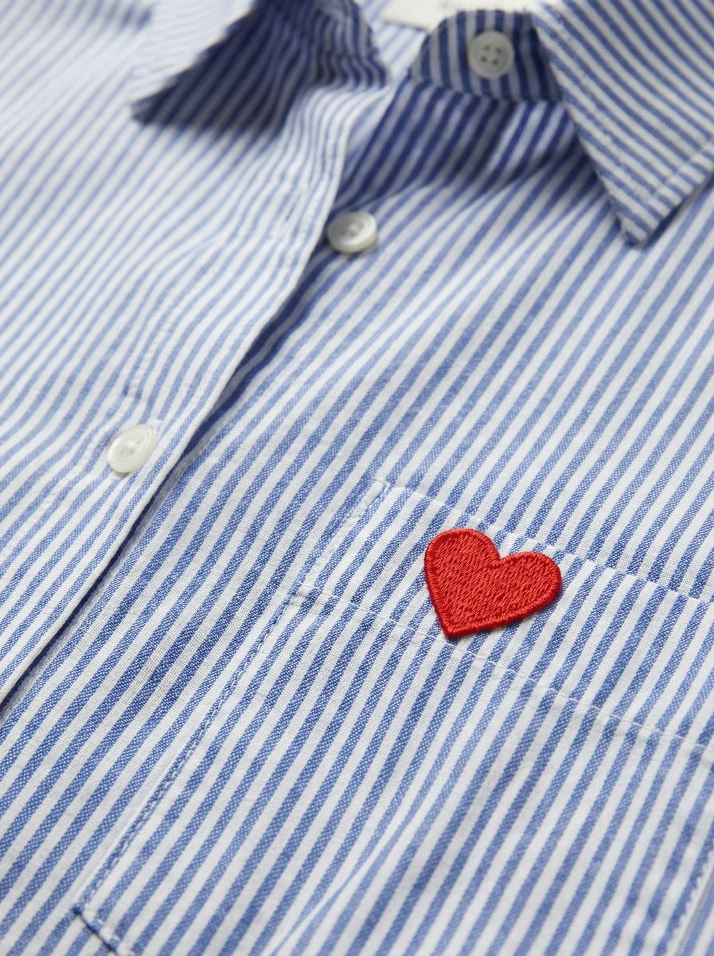 Camicia a righe con cuore ricamato