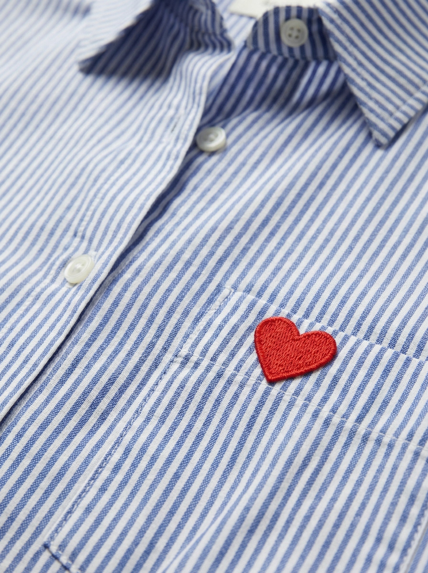 Camicia a righe con cuore ricamato