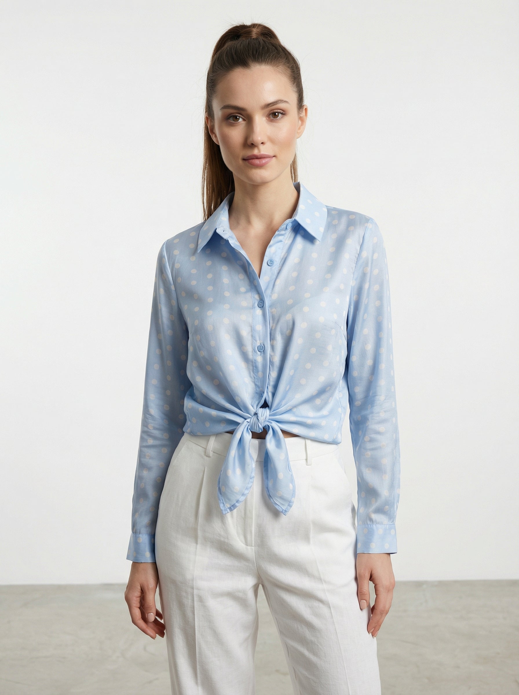 Camicia a pois con nodo