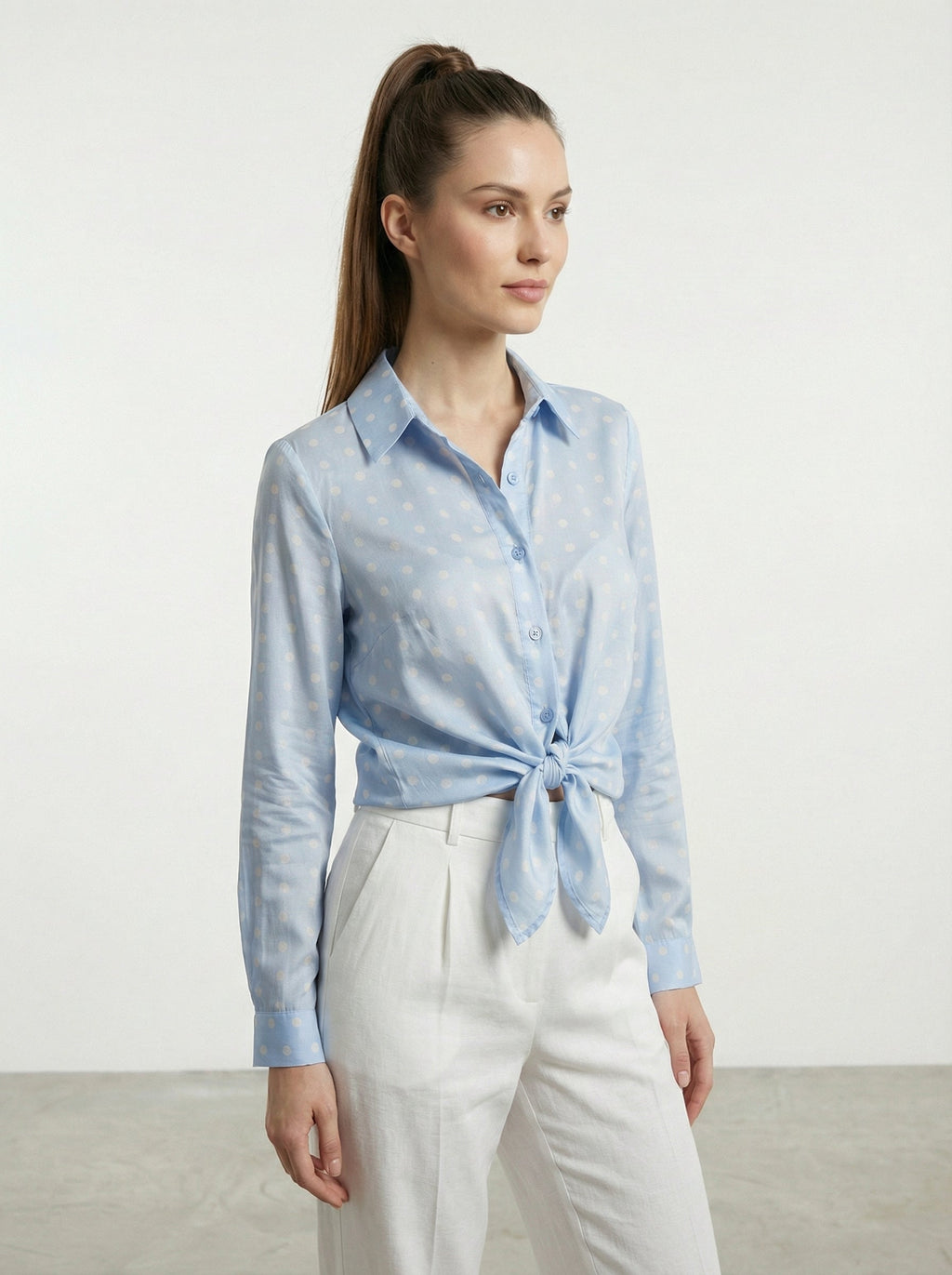 Camicia a pois con nodo