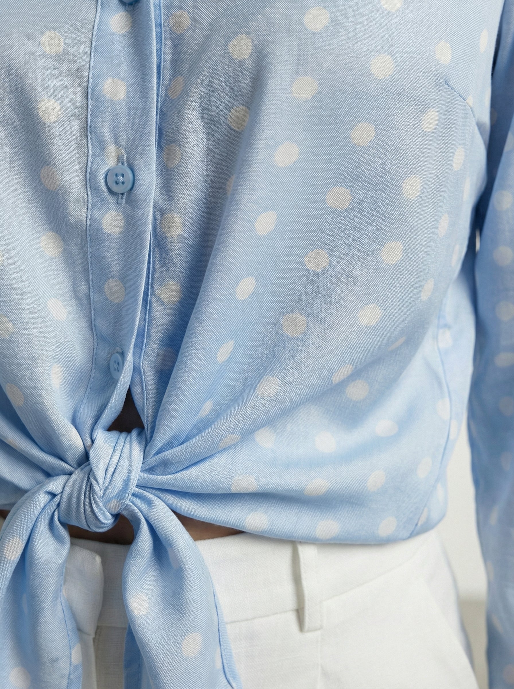 Camicia a pois con nodo