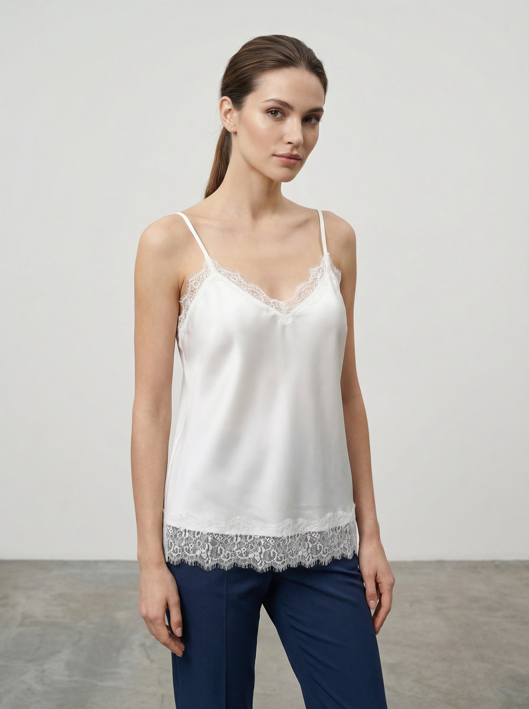 Canottiera satinata con pizzo