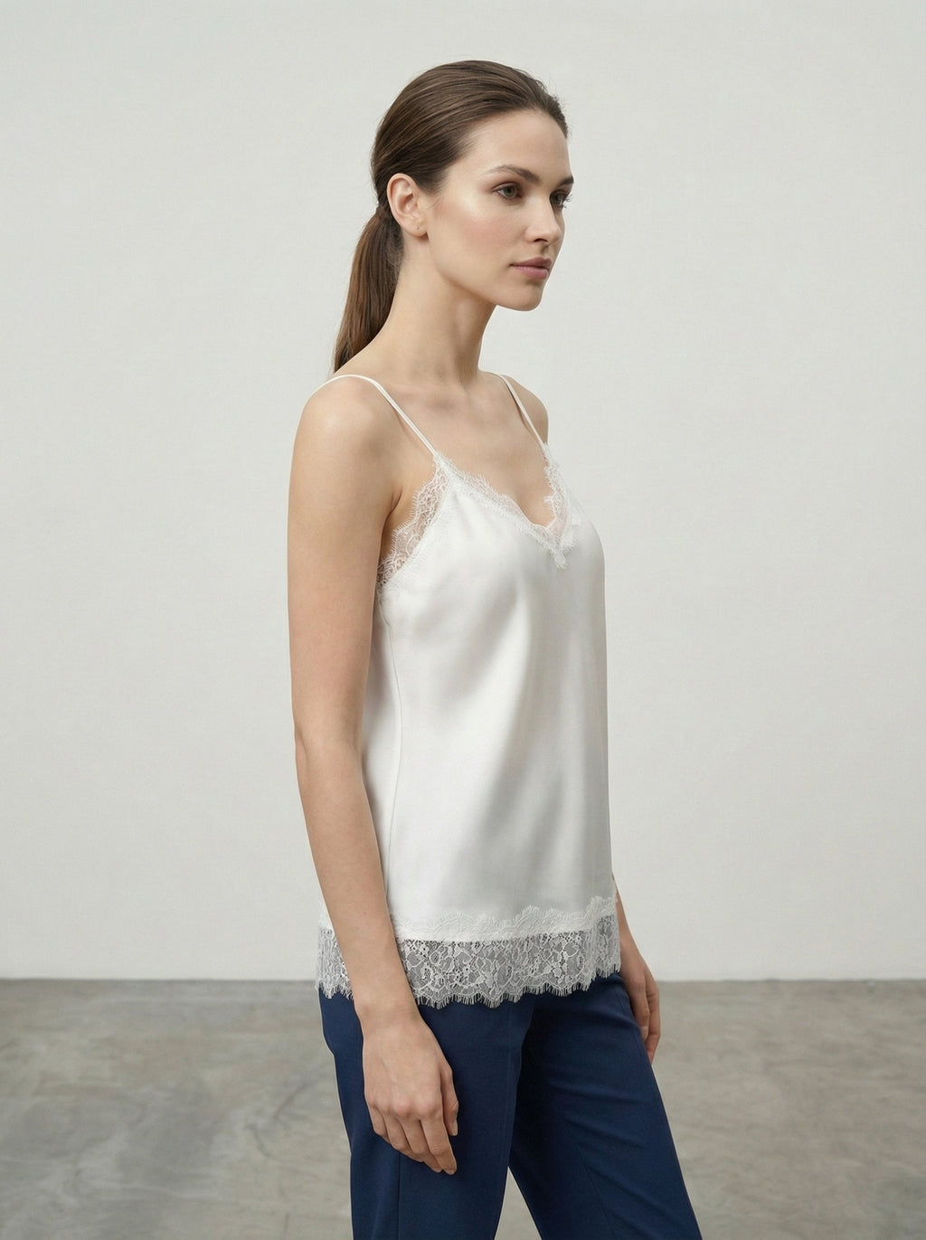 Canottiera satinata con pizzo