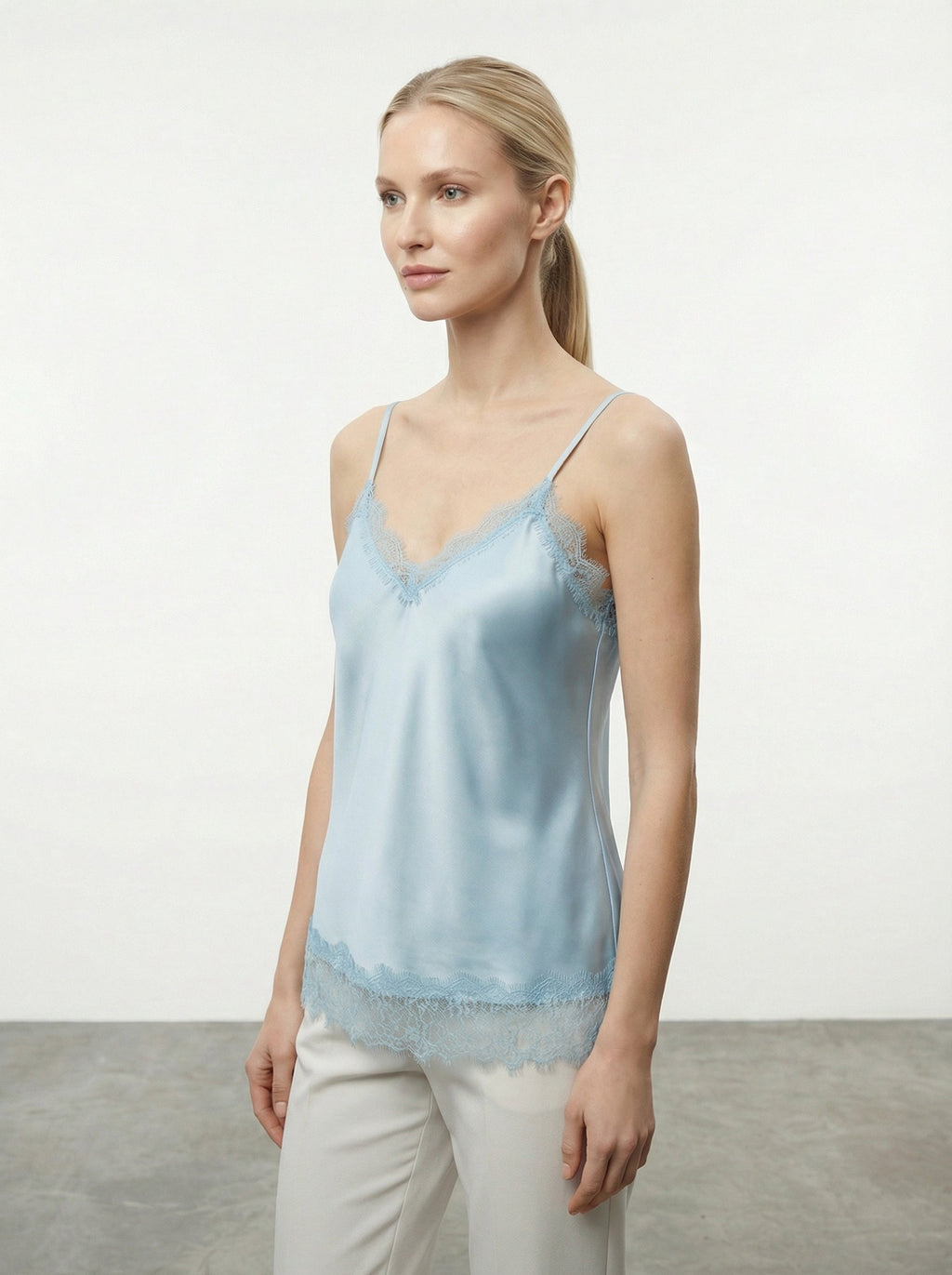 Canottiera satinata con pizzo