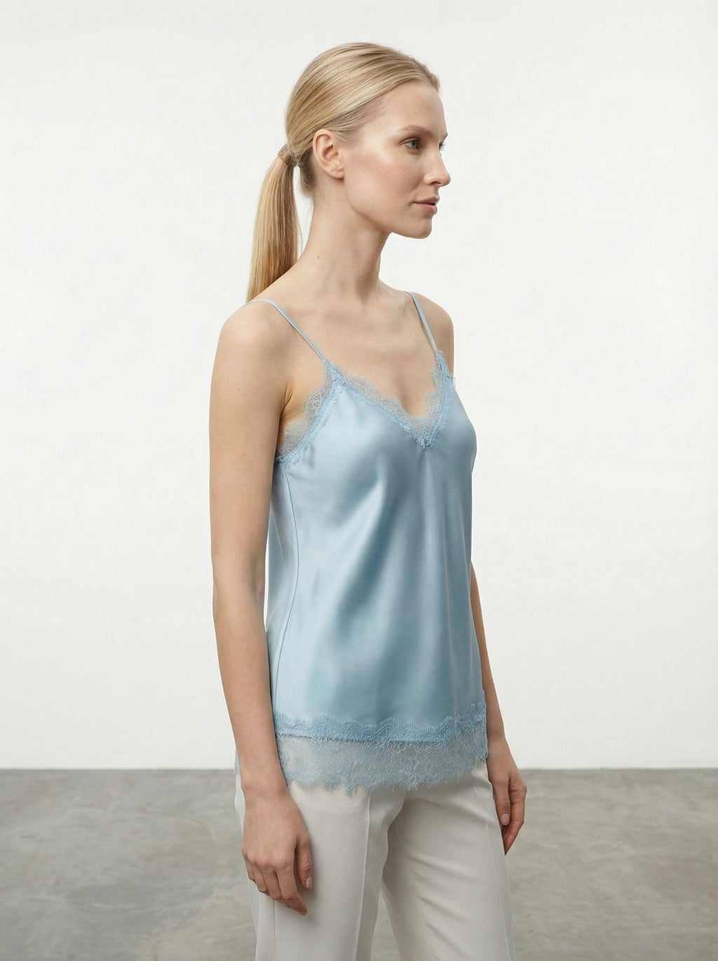 Canottiera satinata con pizzo